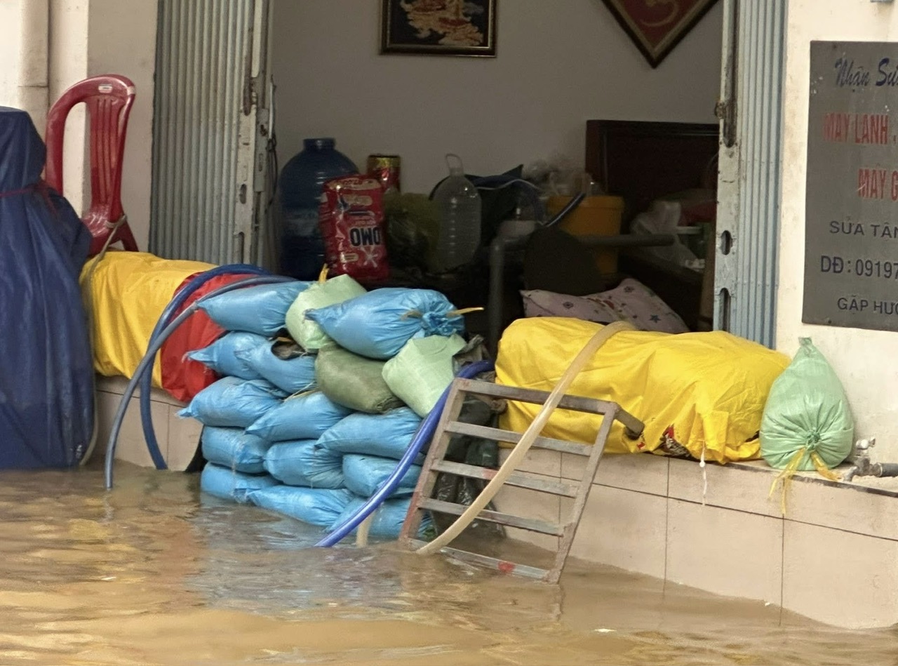 ĐBSCL triều cường vượt báo động 3 nửa mét, còn kéo dài đến bao giờ? - Ảnh 1. ĐBSCL triều cường vượt báo động 3 nửa mét, còn kéo dài đến bao giờ? - Ảnh 1.