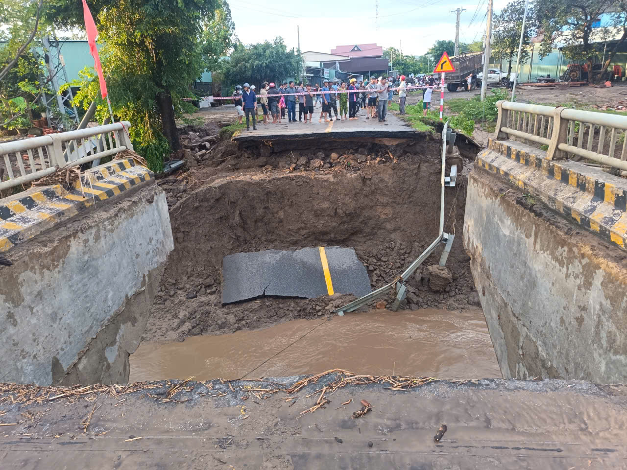 Gia Lai: Quốc lộ 25, đường Trường Sơn Đông bị chia cắt do bão Kalmaegi - Ảnh 1.