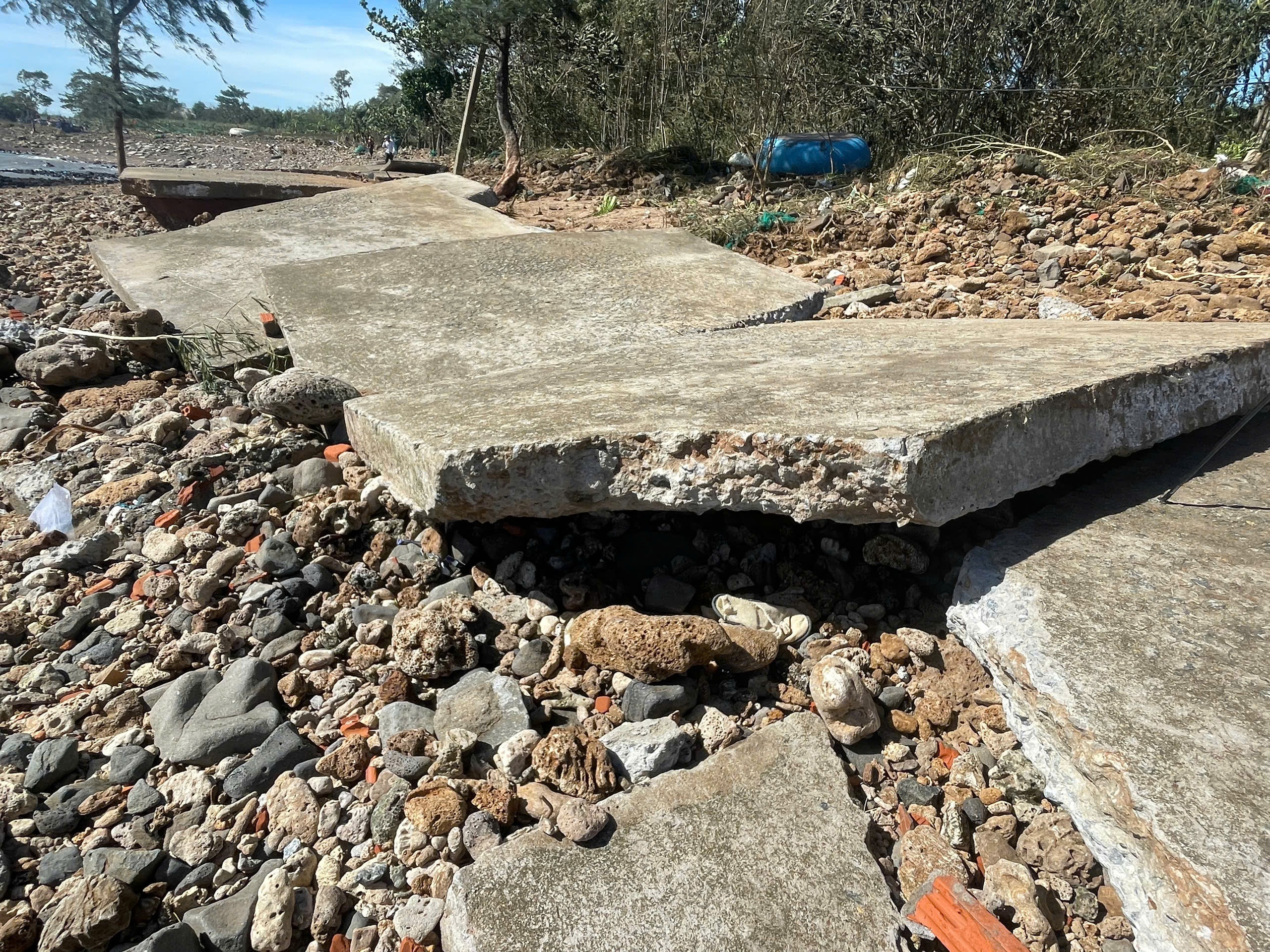 Nhà dân, kè và đường ven biển Quảng Ngãi tan hoang sau bão Kalmaegi- Ảnh 3. Nhà dân, kè và đường ven biển Quảng Ngãi tan hoang sau bão Kalmaegi- Ảnh 3.