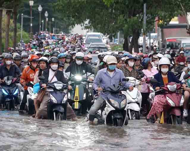 Người dân TP.HCM vẫn sống chung với ngập- Ảnh 1. Người dân TP.HCM vẫn sống chung với ngập- Ảnh 1.