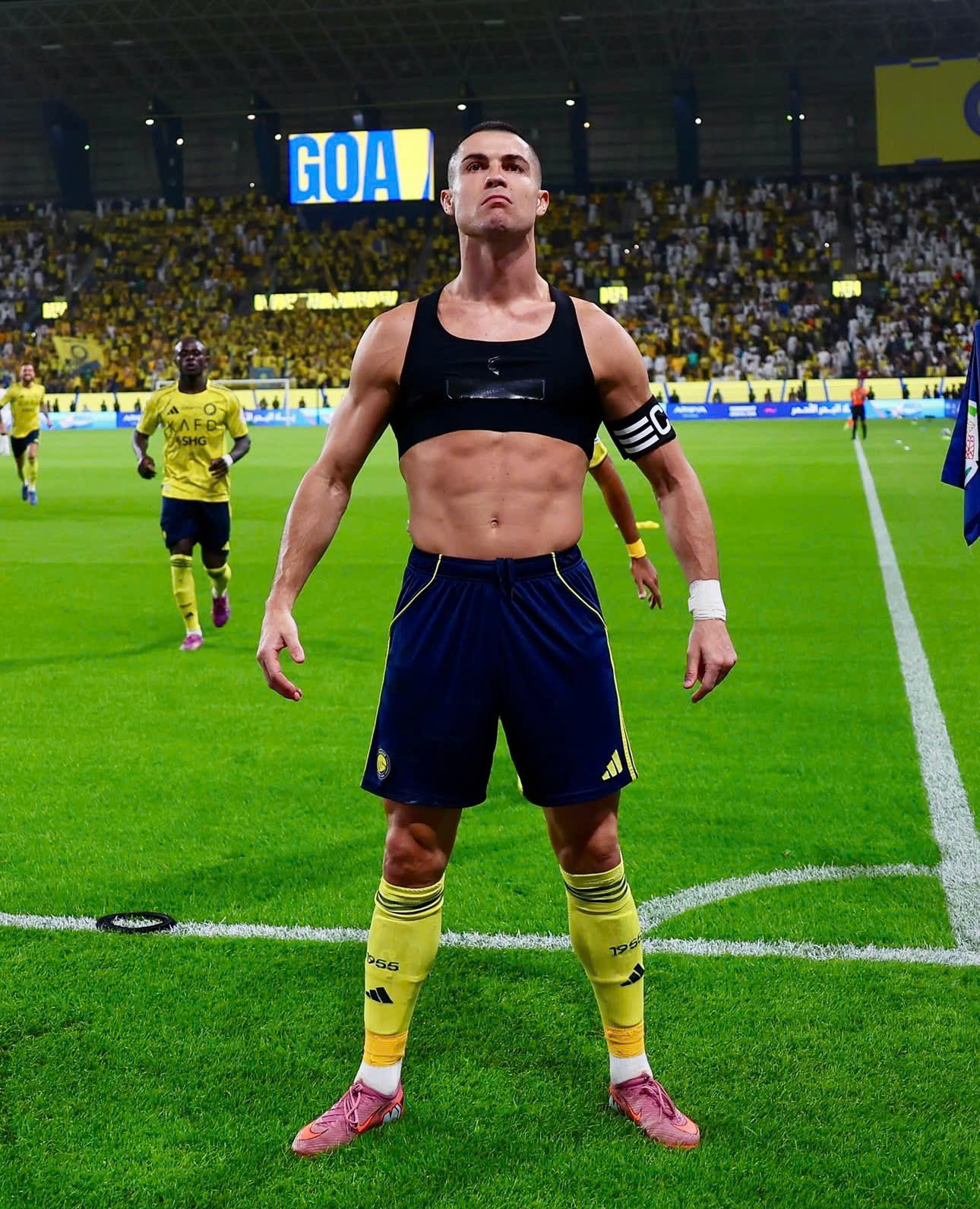 Cristiano Ronaldo tự tin mình đẹp trai hơn David Beckham - Ảnh 1.