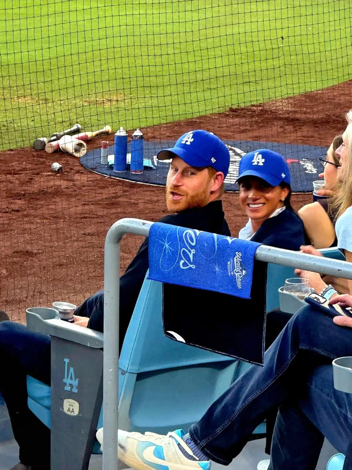 Đã đến lúc Hoàng tử Harry và Meghan Markle bị tước bỏ danh hiệu? - Ảnh 2.