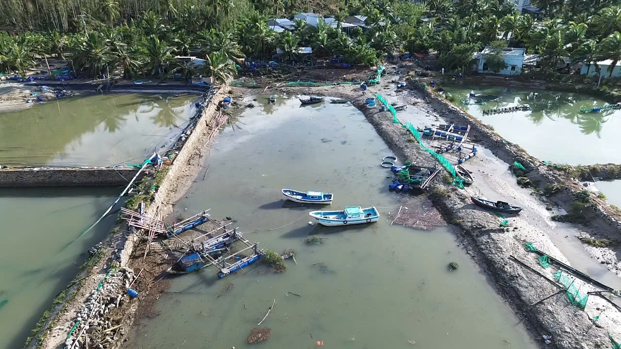 Đắk Lắk: Ngư dân thiệt hại hàng tỉ đồng, mất trắng sau bão số 13 Kalmaegi - Ảnh 1. Đắk Lắk: Ngư dân thiệt hại hàng tỉ đồng, mất trắng sau bão số 13 Kalmaegi - Ảnh 1.