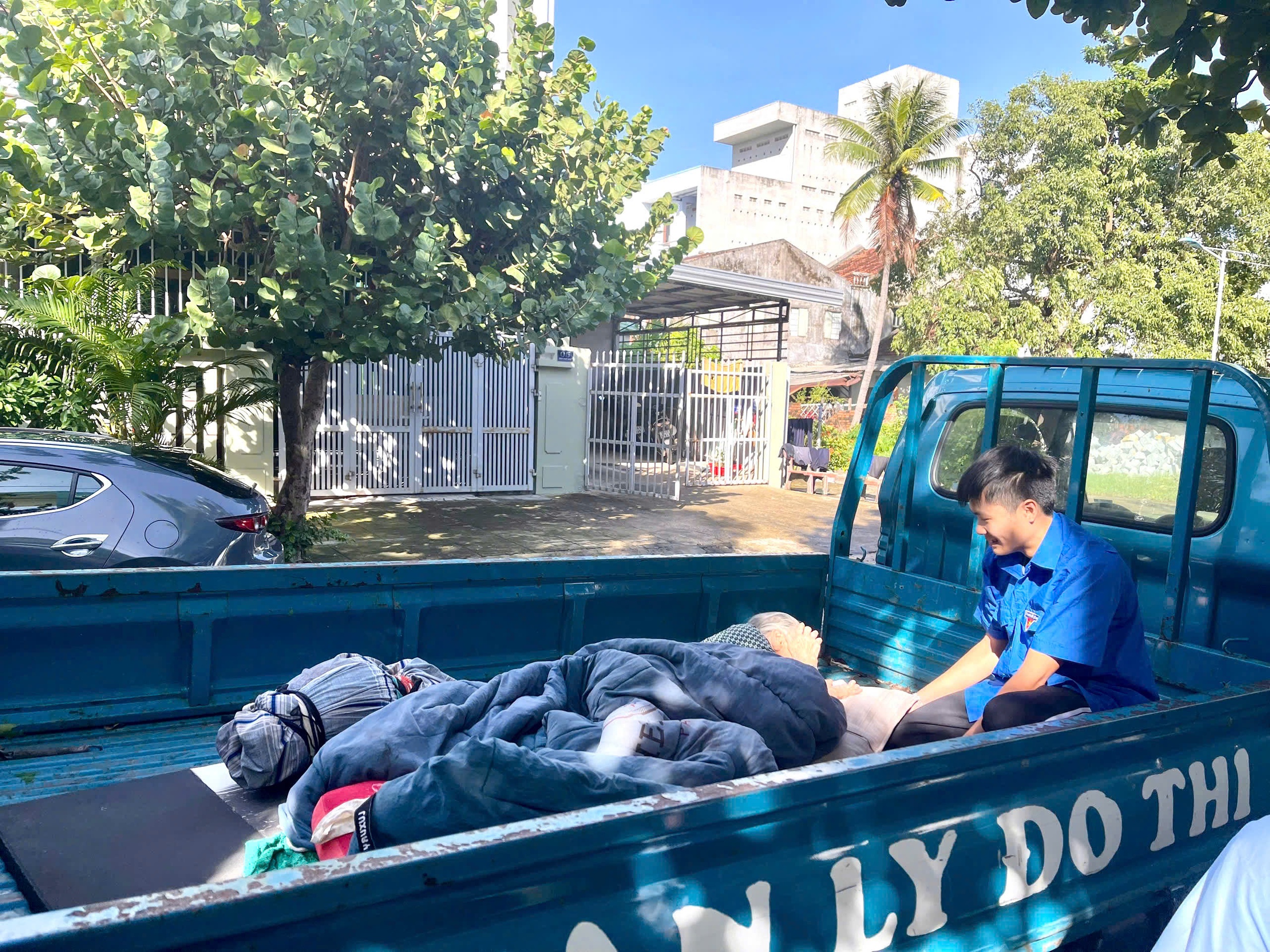 Thanh niên dậy sớm, giúp dân dọn bão Kalmaegi- Ảnh 2. Thanh niên dậy sớm, giúp dân dọn bão Kalmaegi- Ảnh 2.