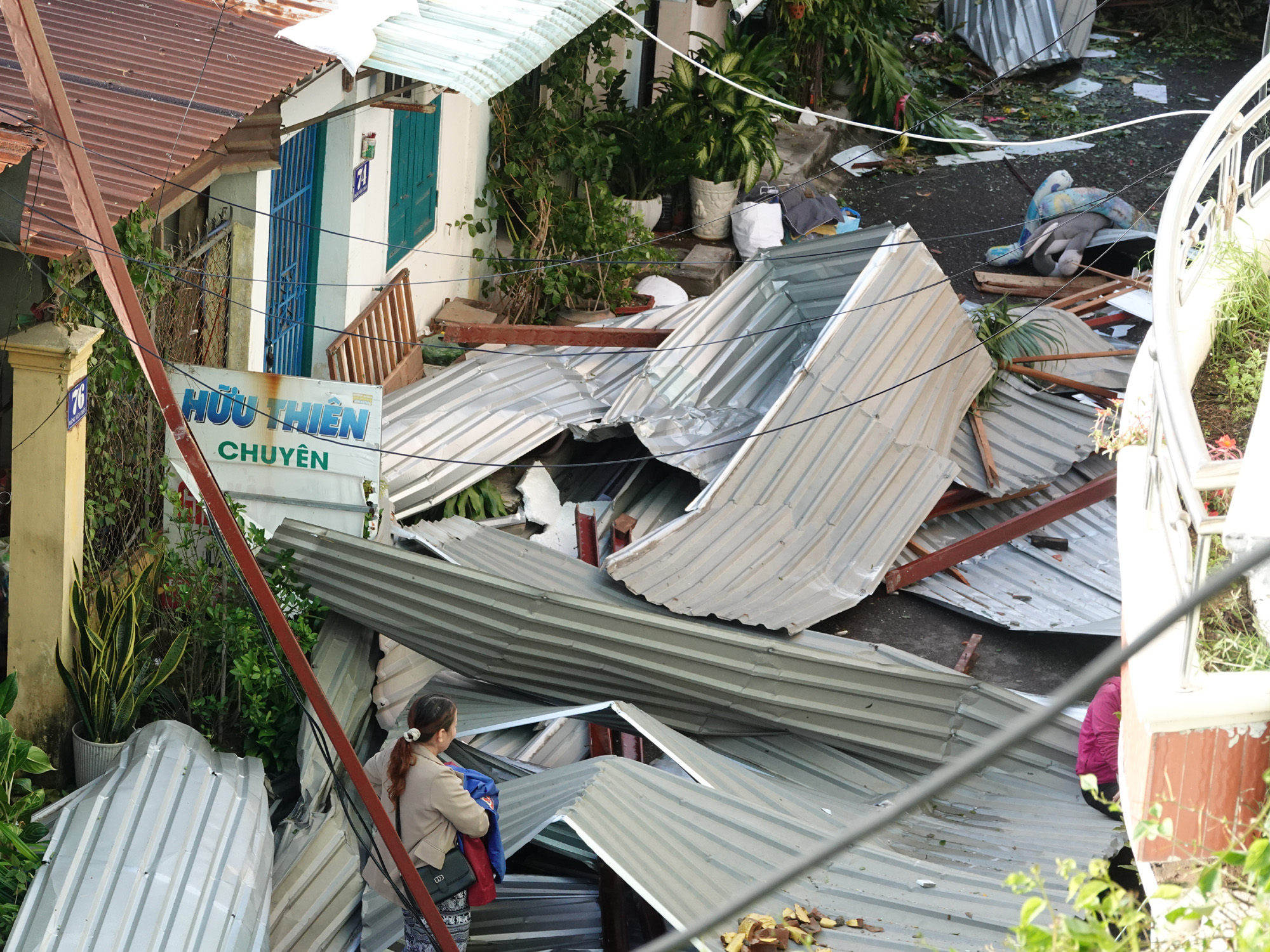Gia Lai: Nhiều nhà tốc mái, 2 người tử vong do bão số 13 Kalmaegi - Ảnh 1. Gia Lai: Nhiều nhà tốc mái, 2 người tử vong do bão số 13 Kalmaegi - Ảnh 1.