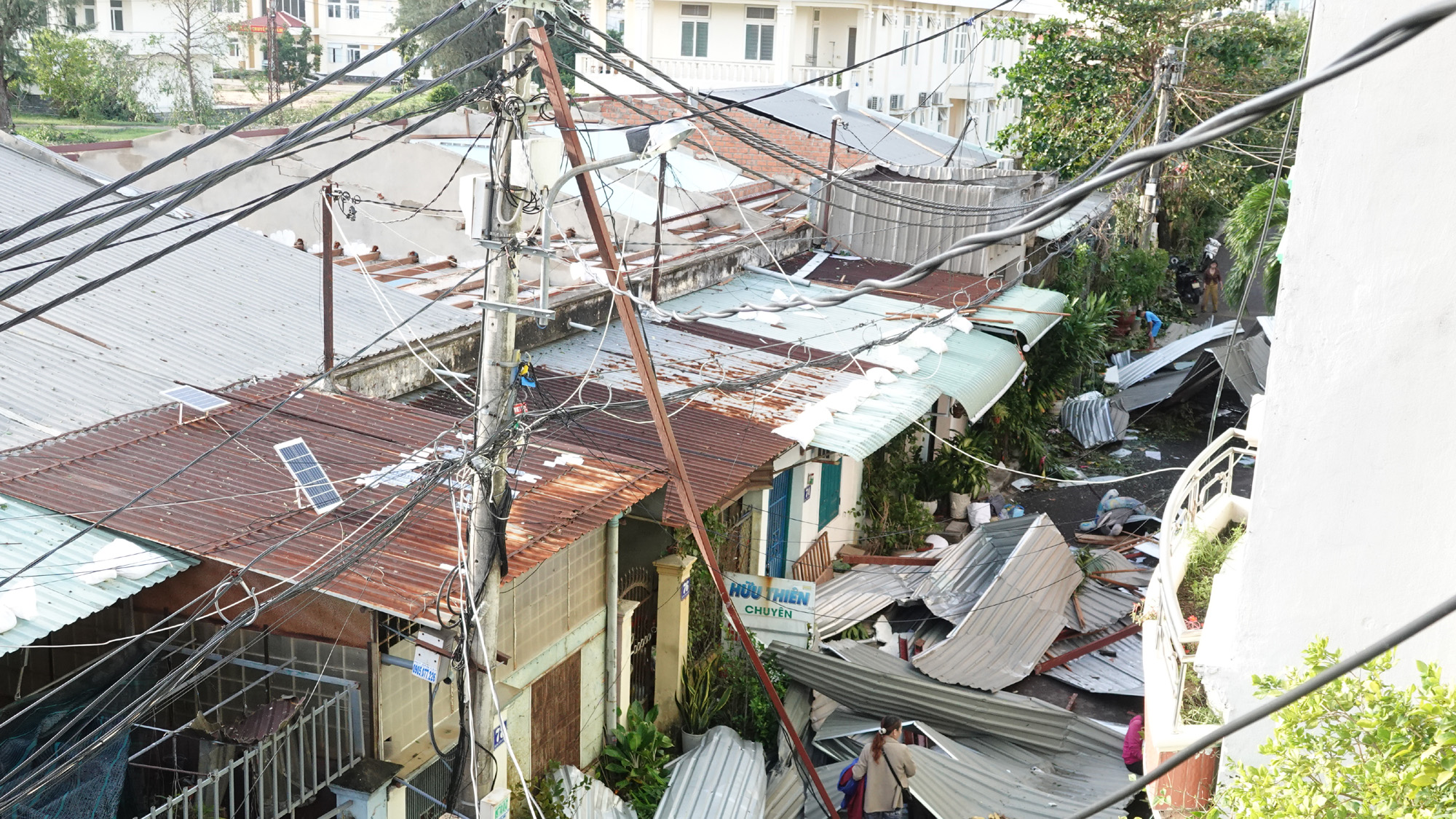 Gia Lai: Nhiều nhà tốc mái, 2 người tử vong do bão số 13 Kalmaegi - Ảnh 2. Gia Lai: Nhiều nhà tốc mái, 2 người tử vong do bão số 13 Kalmaegi - Ảnh 2.