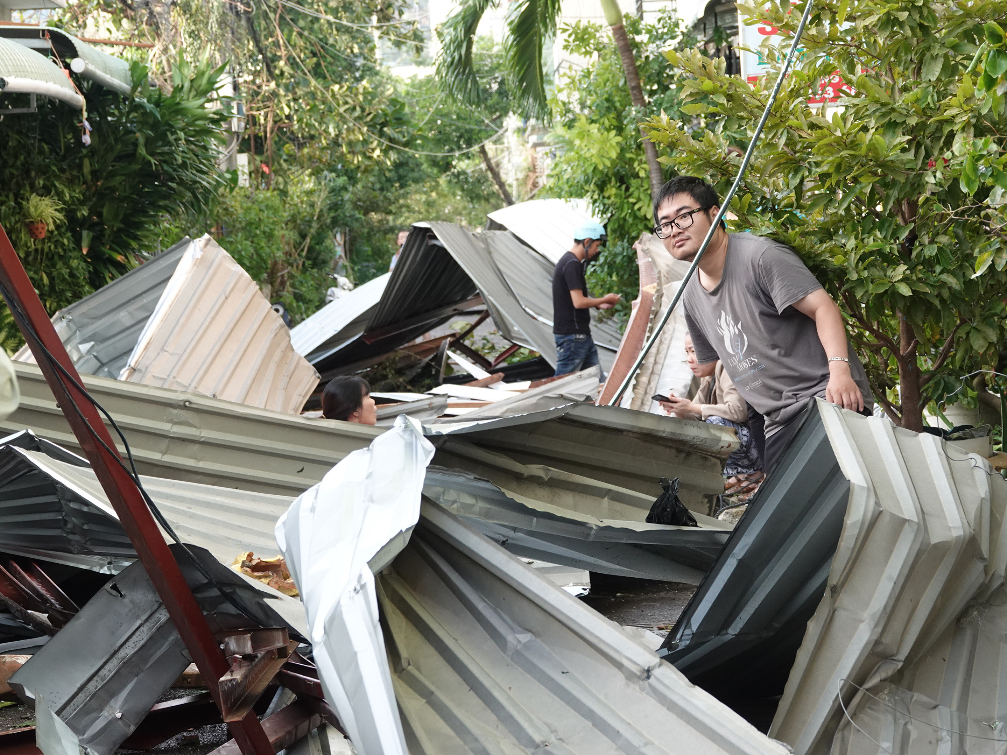 Gia Lai: Nhiều nhà tốc mái, 2 người tử vong do bão số 13 Kalmaegi - Ảnh 4. Gia Lai: Nhiều nhà tốc mái, 2 người tử vong do bão số 13 Kalmaegi - Ảnh 4.