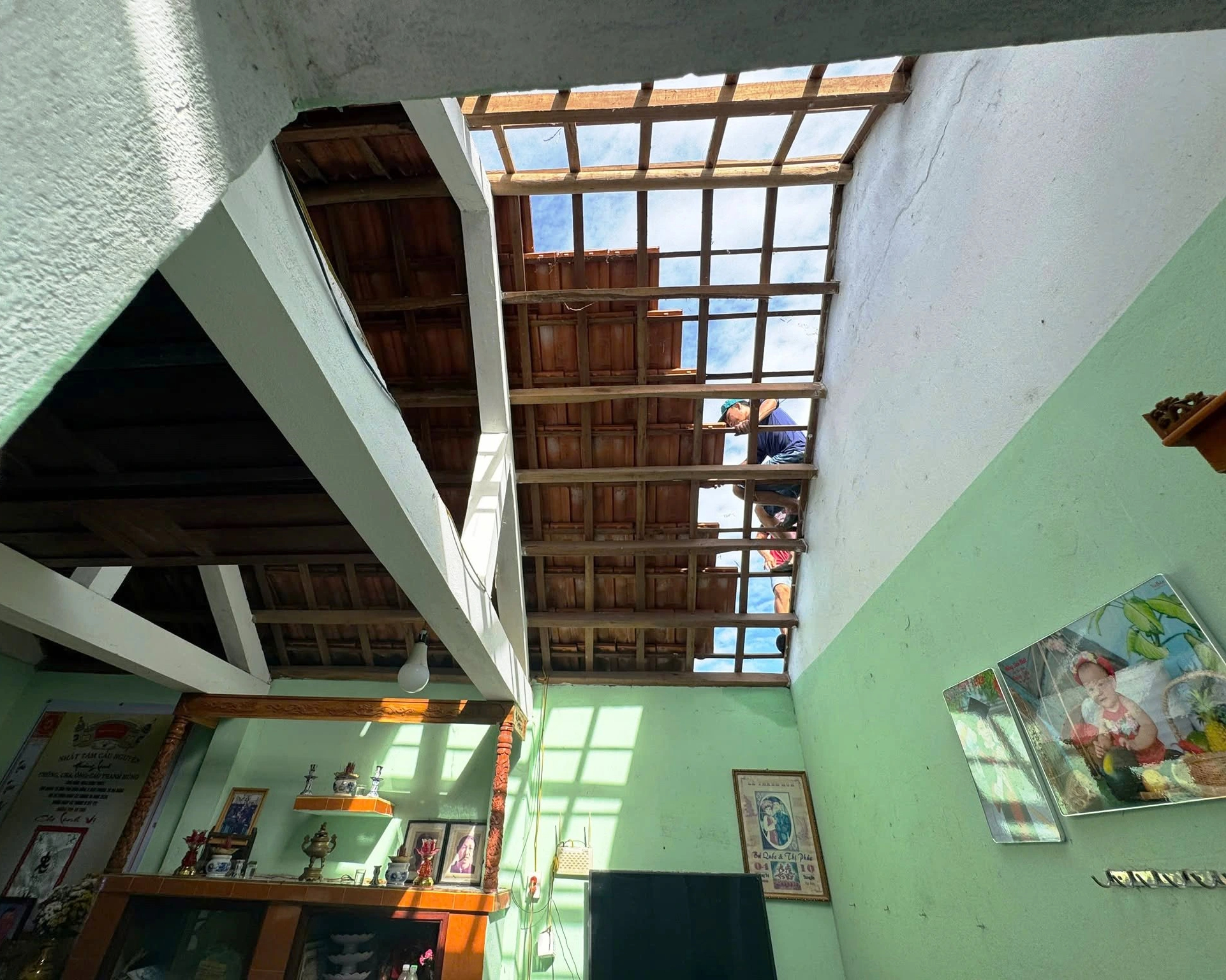 "Lốc xoáy quét chỉ mấy giây mà mọi thứ tan hoang' - Ảnh 4.