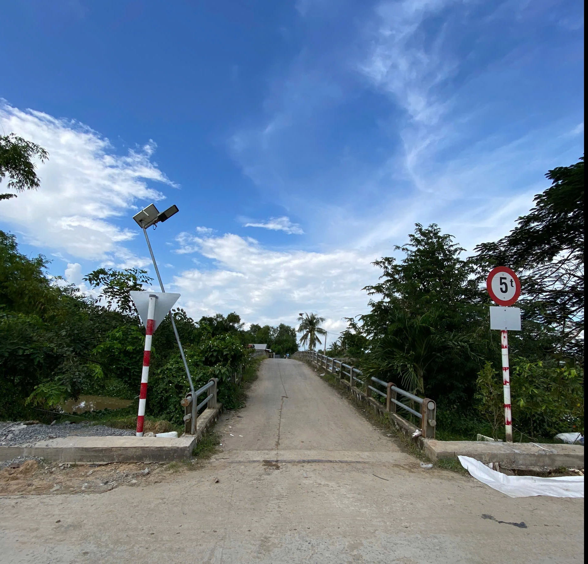 Đồng Tháp: Bị cản không cho đưa máy móc vô ruộng thu hoạch lúa, người dân cầu cứu - Ảnh 1.