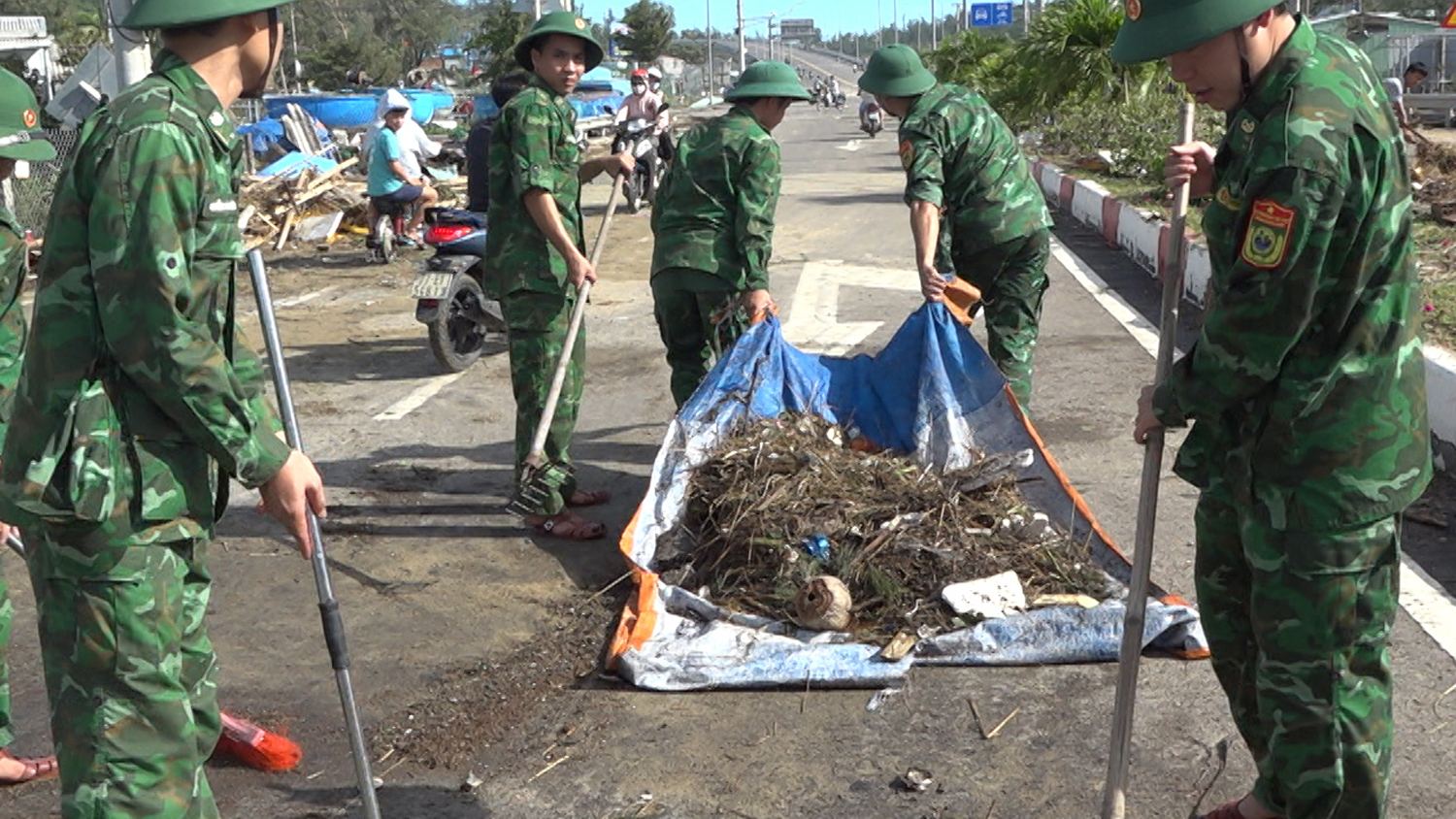 Bão Kalmaegi thổi bay 5.000 tỉ đồng, Gia Lai vẫn không để dân đói rét - Ảnh 5.