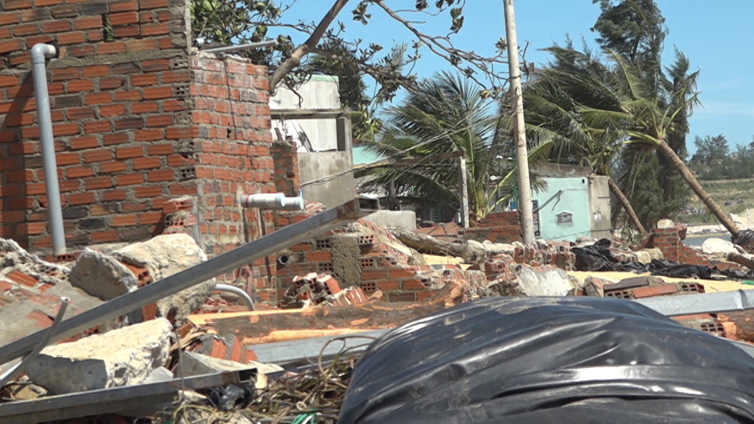 Bão Kalmaegi thổi bay 5.000 tỉ đồng, Gia Lai vẫn không để dân đói rét - Ảnh 2.