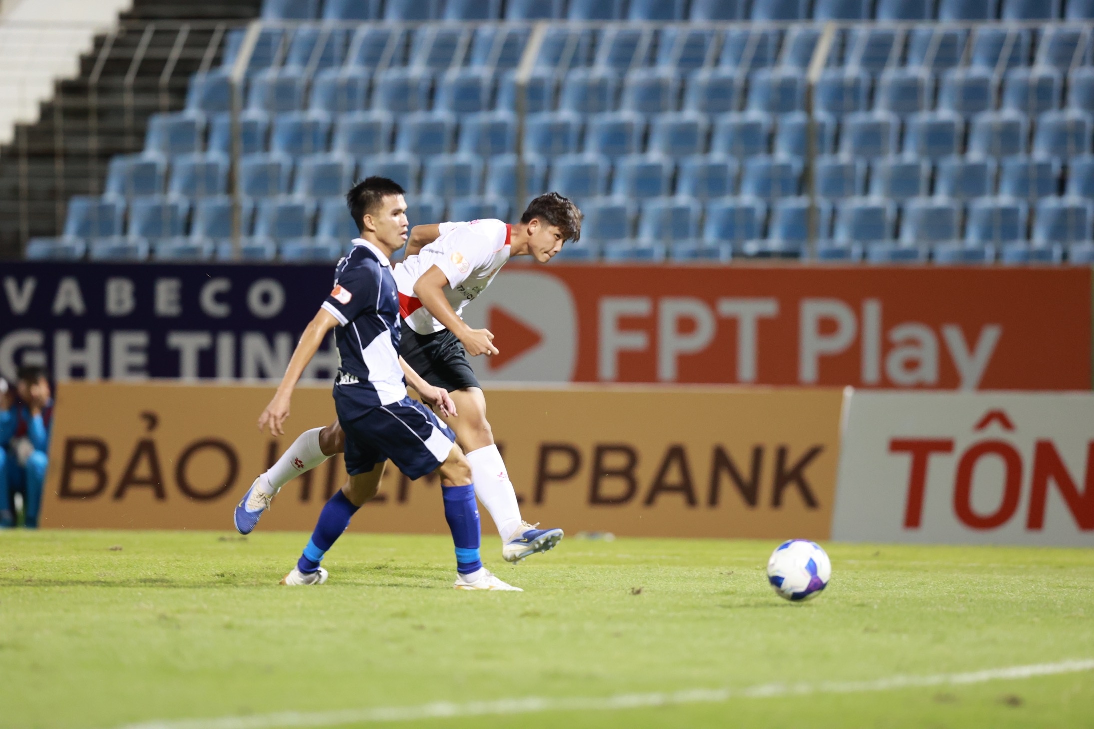 'Gà son' trẻ Văn Bình tỏa sáng đúng lúc cho CLB Công an TP.HCM- Ảnh 2. 'Gà son' trẻ Văn Bình tỏa sáng đúng lúc cho CLB Công an TP.HCM- Ảnh 2.