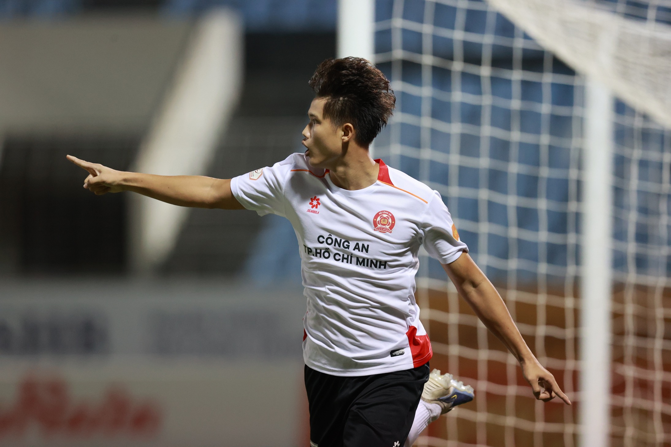 'Gà son' trẻ Văn Bình tỏa sáng đúng lúc cho CLB Công an TP.HCM- Ảnh 1. 'Gà son' trẻ Văn Bình tỏa sáng đúng lúc cho CLB Công an TP.HCM- Ảnh 1.