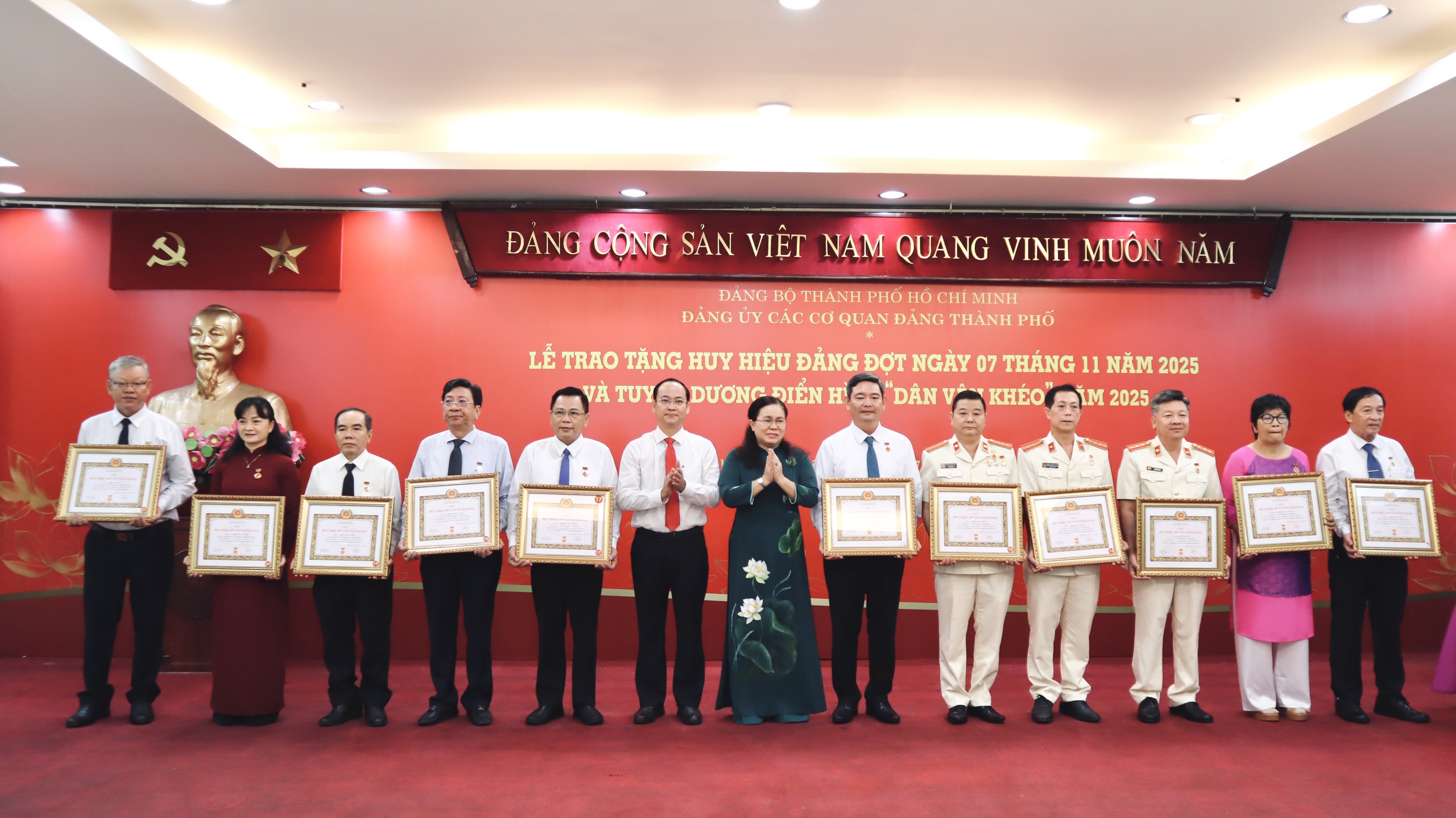 TP.HCM: Tuyên dương cá nhân, tập thể điển hình trong phong trào thi đua 'Dân vận khéo' - Ảnh 2.