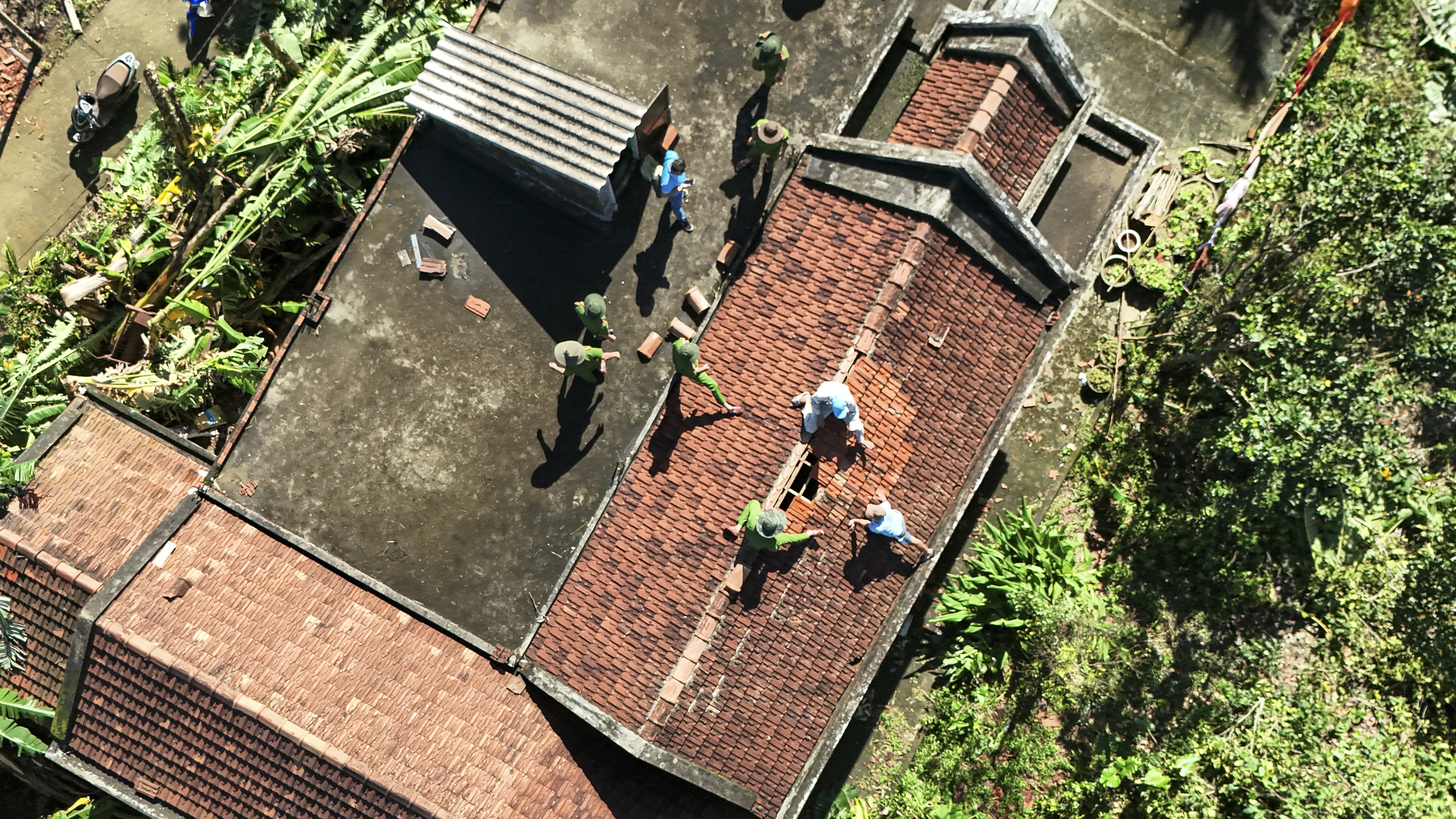 Quân đội, công an, thanh niên giúp dân dựng lại nhà sau bão Kalmaegi - Ảnh 5. Quân đội, công an, thanh niên giúp dân dựng lại nhà sau bão Kalmaegi - Ảnh 5.