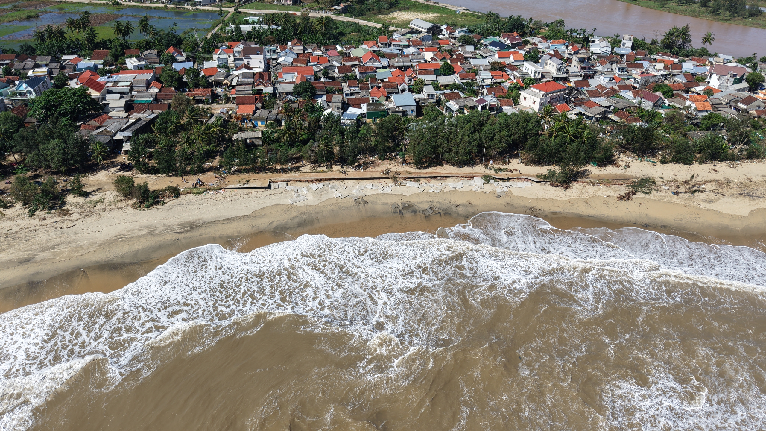 Quảng Ngãi: Cận cảnh hàng loạt nhà tốc mái, đường sá bị 'băm nát' sau bão - Ảnh 20.