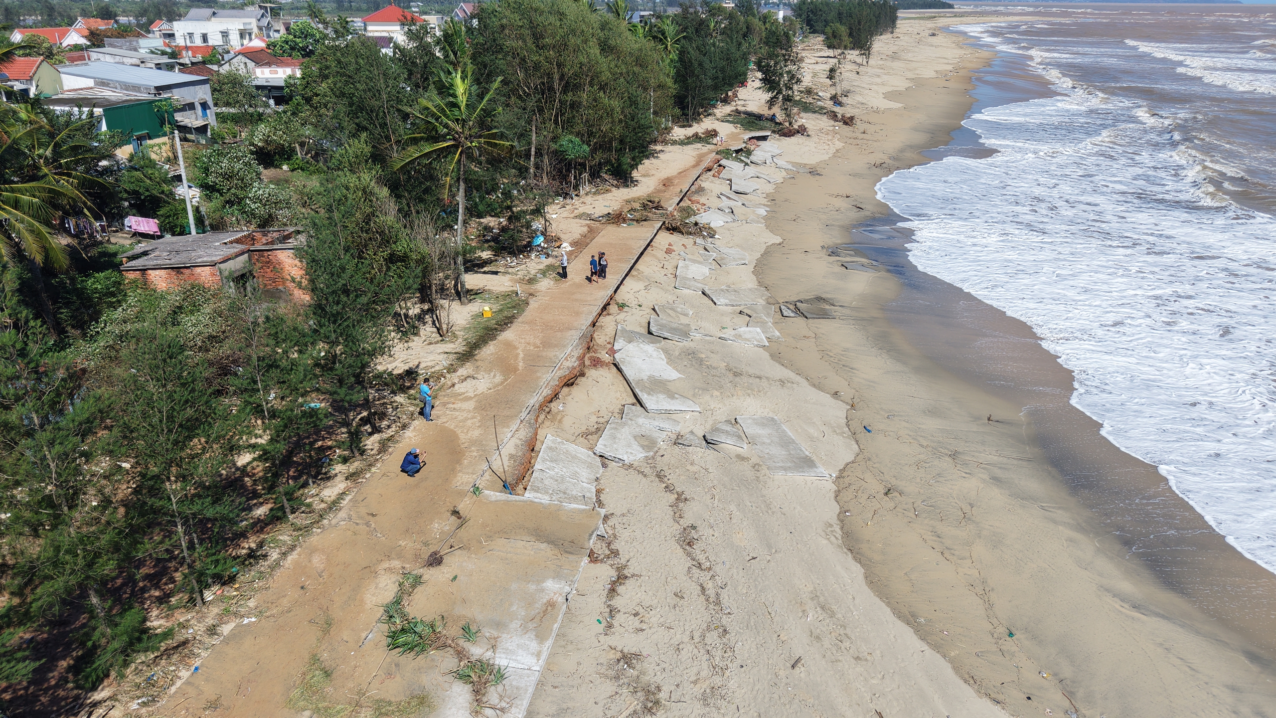 Quảng Ngãi: Cận cảnh hàng loạt nhà tốc mái, đường sá bị 'băm nát' sau bão - Ảnh 23.