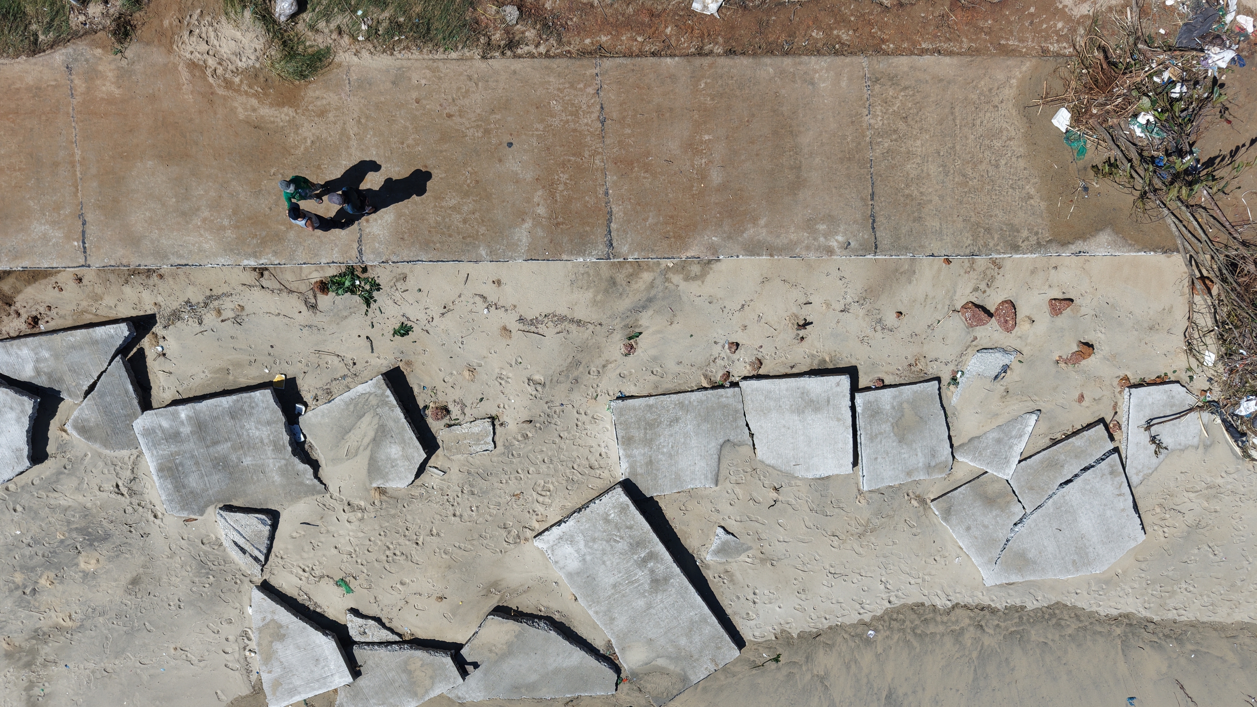 Quảng Ngãi: Cận cảnh hàng loạt nhà tốc mái, đường sá bị 'băm nát' sau bão - Ảnh 4.