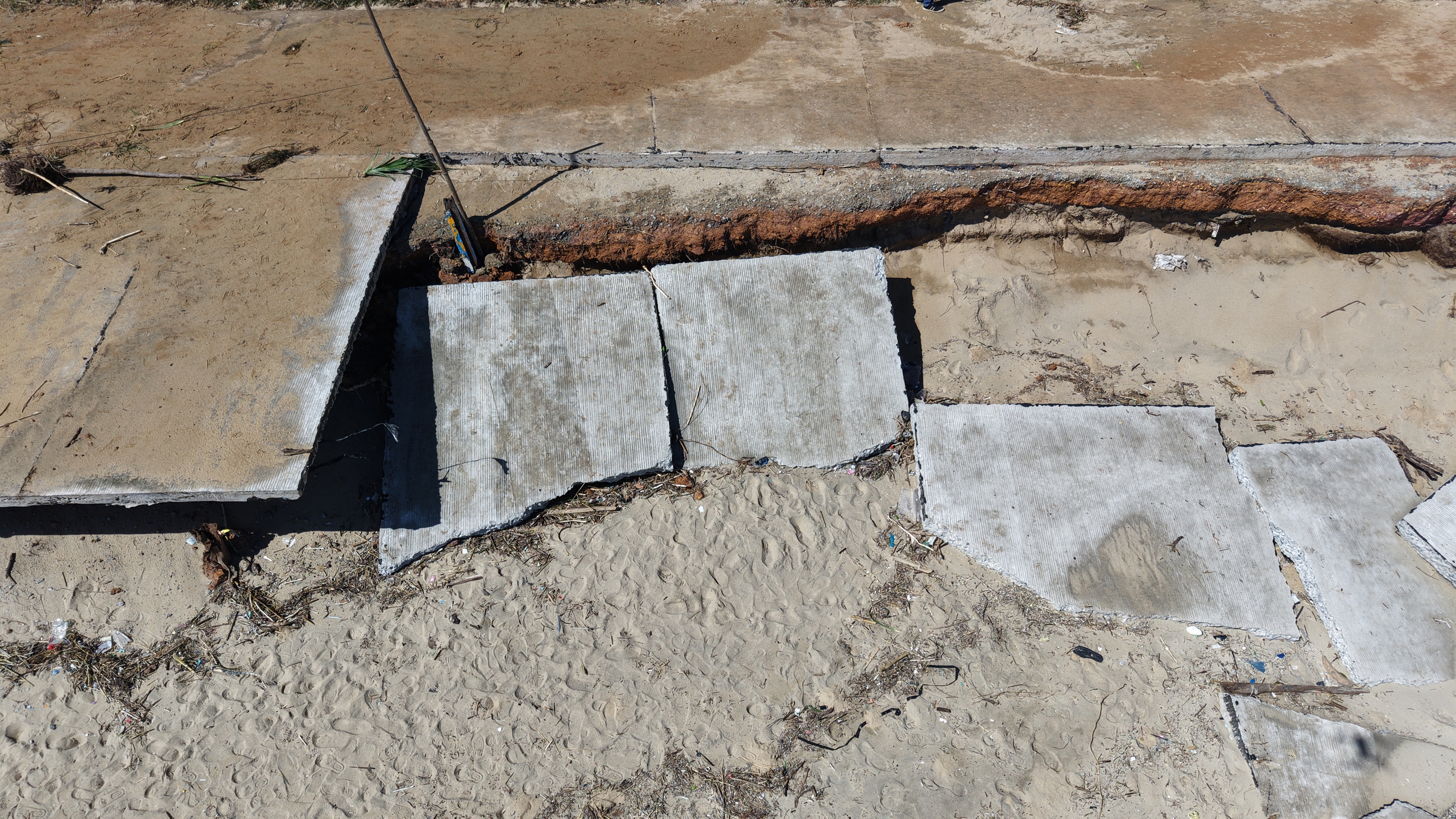 Quảng Ngãi: Cận cảnh hàng loạt nhà tốc mái, đường sá bị 'băm nát' sau bão - Ảnh 21.