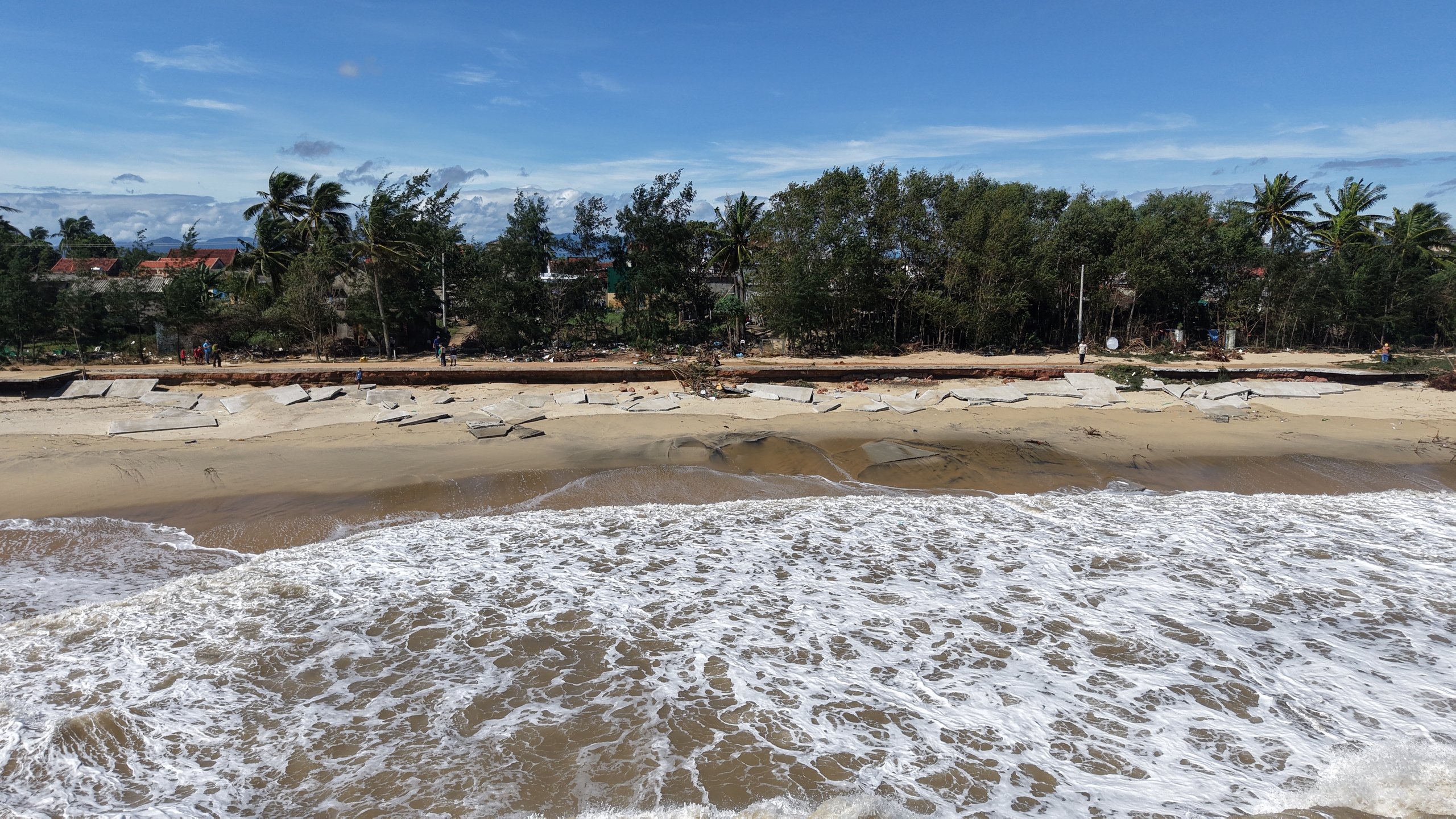 Quảng Ngãi: Cận cảnh hàng loạt nhà tốc mái, đường sá bị 'băm nát' sau bão - Ảnh 3.