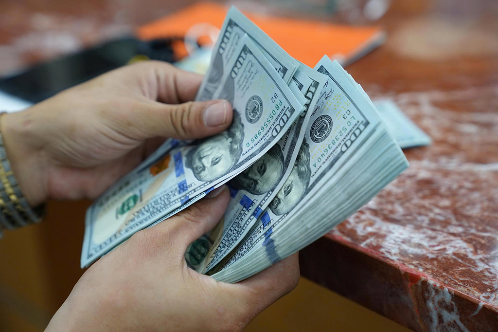 Tỷ giá, lãi suất đều 'căng'- Ảnh 3. Tỷ giá, lãi suất đều 'căng'- Ảnh 3.