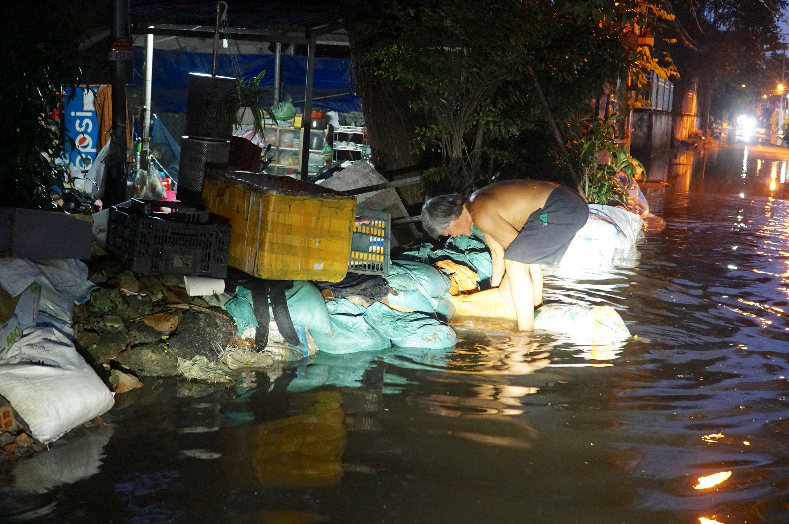 Triều cường ngày 7 . 11 Tại bán đảo Thanh Đa: Ngập nước giảm , người dân nhẹ nhõm hơn - Ảnh 8. Triều cường ngày 7 . 11 Tại bán đảo Thanh Đa: Ngập nước giảm , người dân nhẹ nhõm hơn - Ảnh 8.