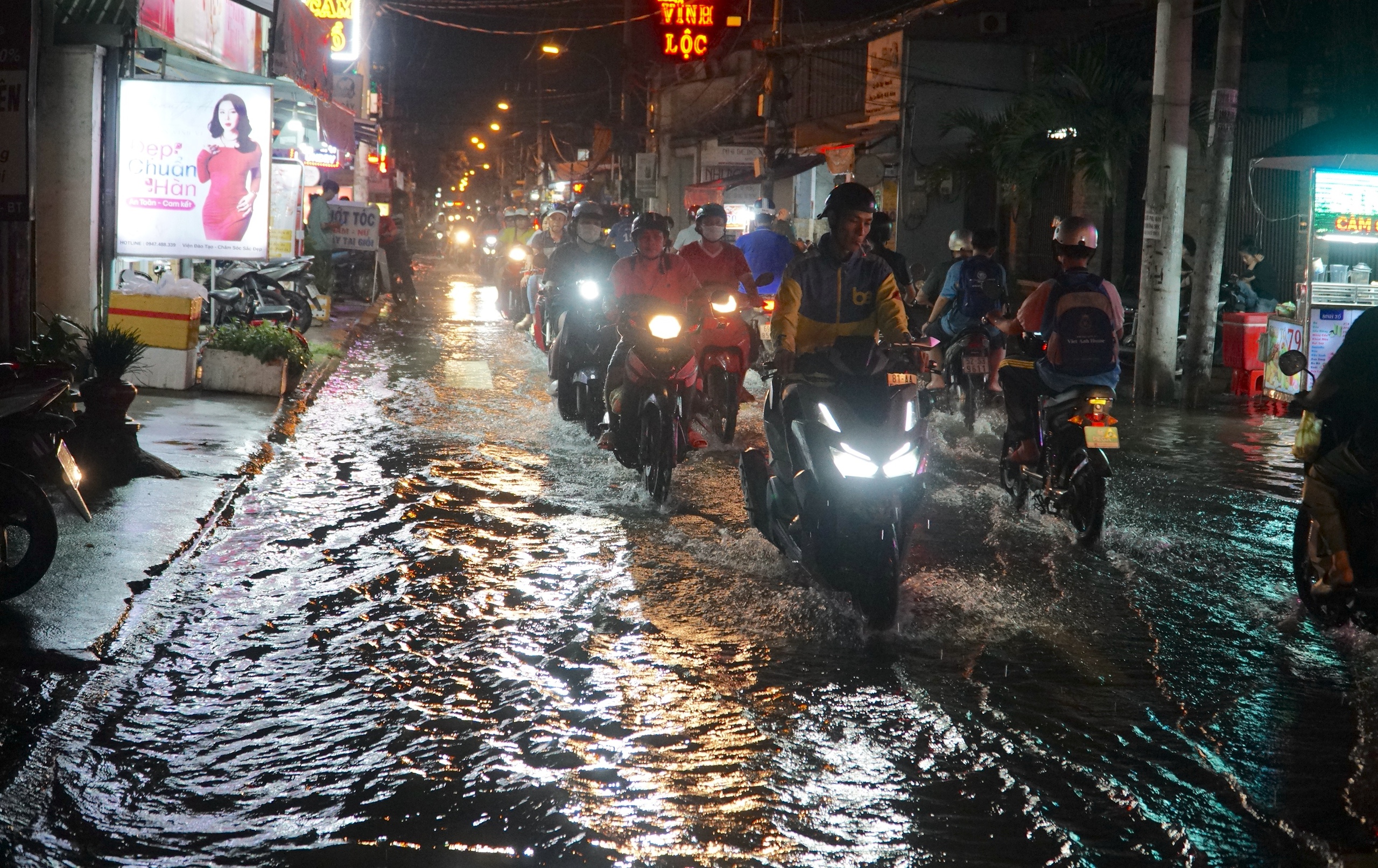 Triều cường ngày 7 . 11 Tại bán đảo Thanh Đa: Ngập nước giảm , người dân nhẹ nhõm hơn - Ảnh 1. Triều cường ngày 7 . 11 Tại bán đảo Thanh Đa: Ngập nước giảm , người dân nhẹ nhõm hơn - Ảnh 1.