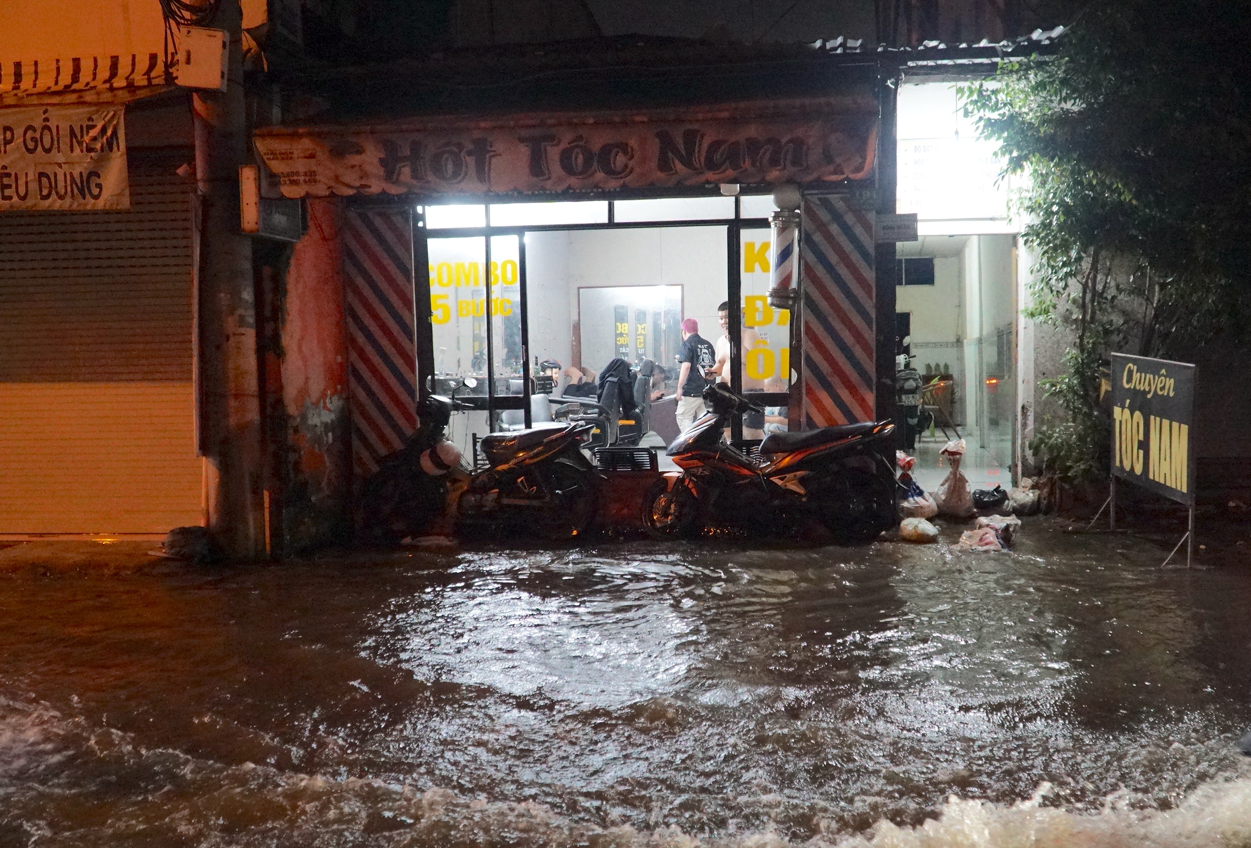 Triều cường ngày 7 . 11 Tại bán đảo Thanh Đa: Ngập nước giảm , người dân nhẹ nhõm hơn - Ảnh 5. Triều cường ngày 7 . 11 Tại bán đảo Thanh Đa: Ngập nước giảm , người dân nhẹ nhõm hơn - Ảnh 5.