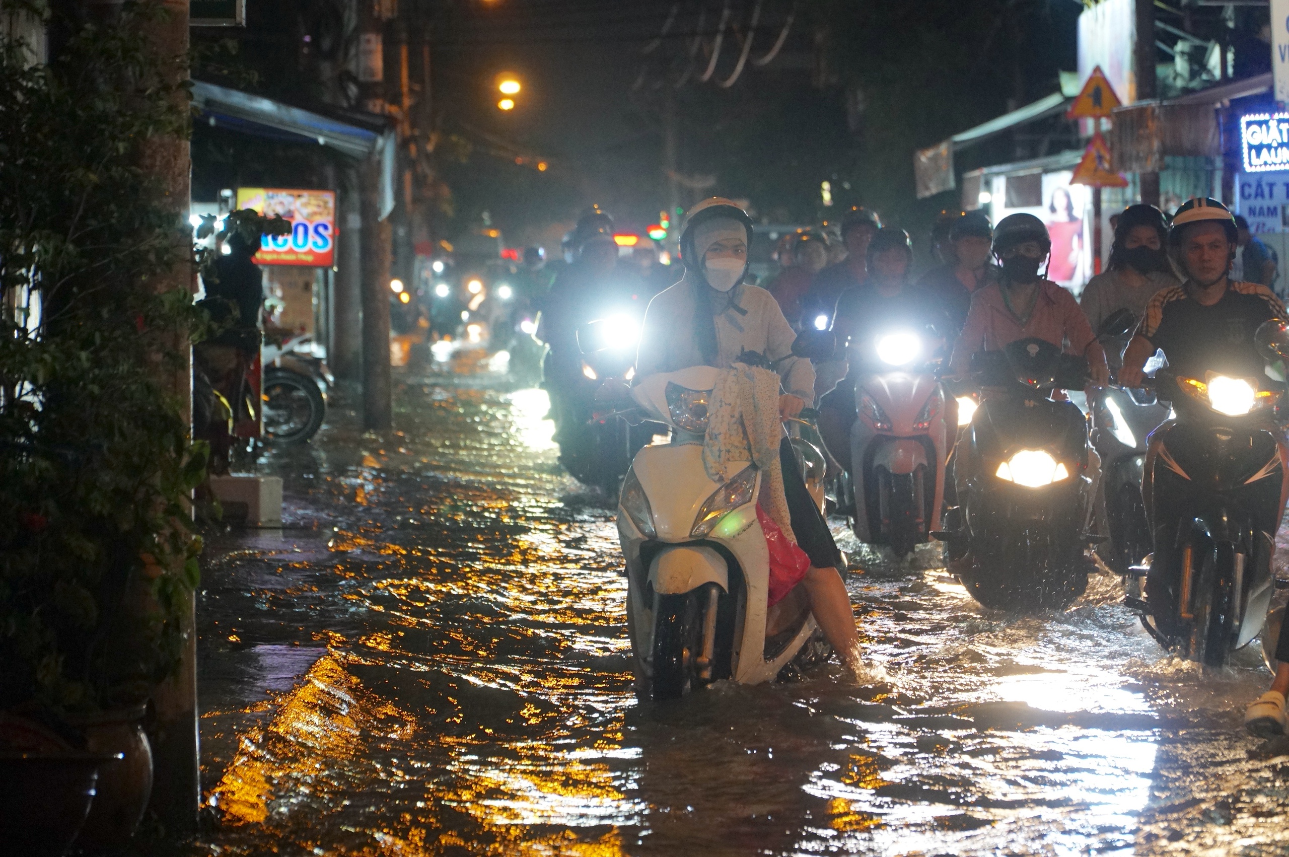 Triều cường ngày 7 . 11 Tại bán đảo Thanh Đa: Ngập nước giảm , người dân nhẹ nhõm hơn - Ảnh 2. Triều cường ngày 7 . 11 Tại bán đảo Thanh Đa: Ngập nước giảm , người dân nhẹ nhõm hơn - Ảnh 2.