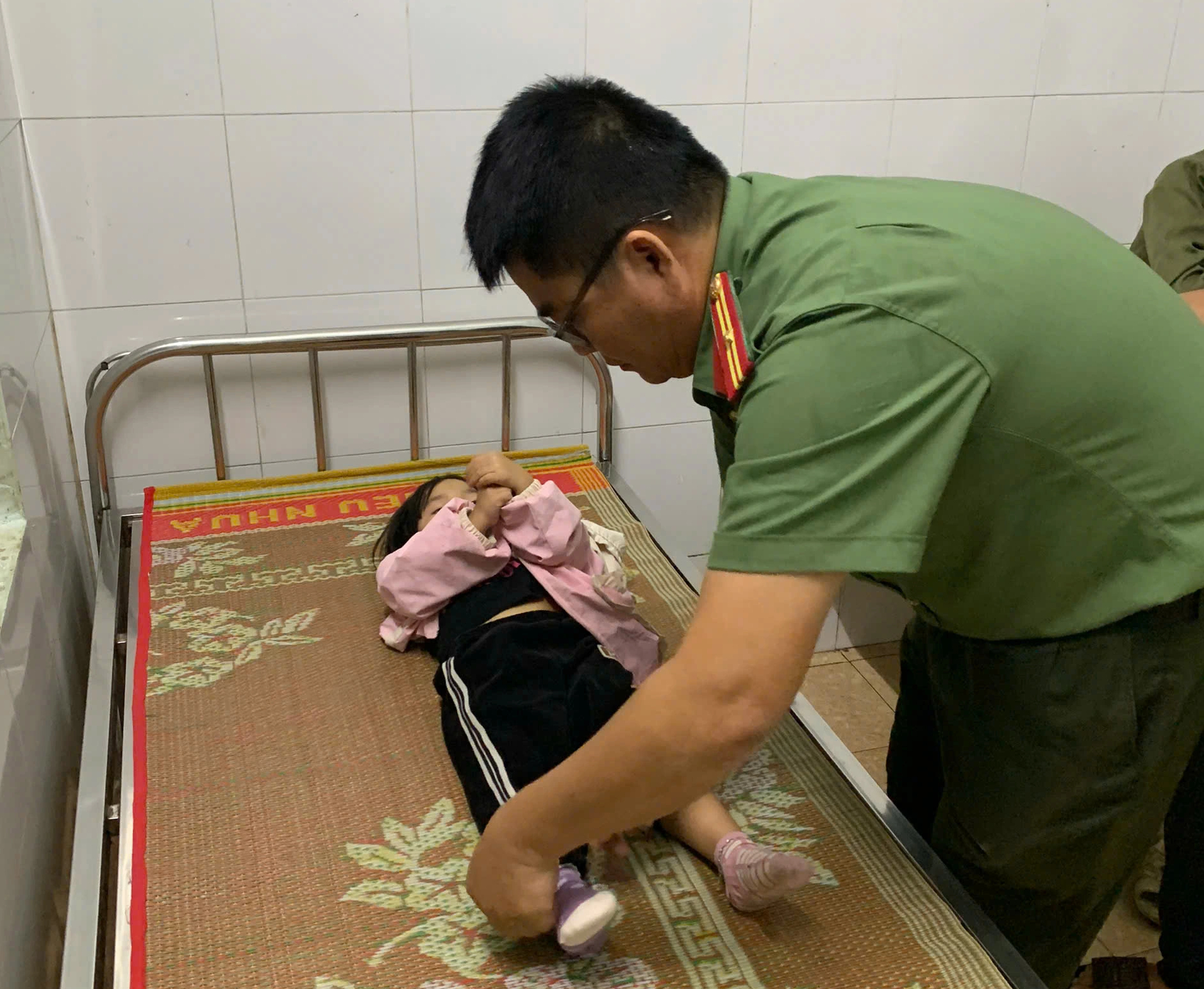 Bão Kalmaegi: Cảm kích công an băng rừng cứu bé 3 tuổi cấp cứu trong đêm - Ảnh 1.