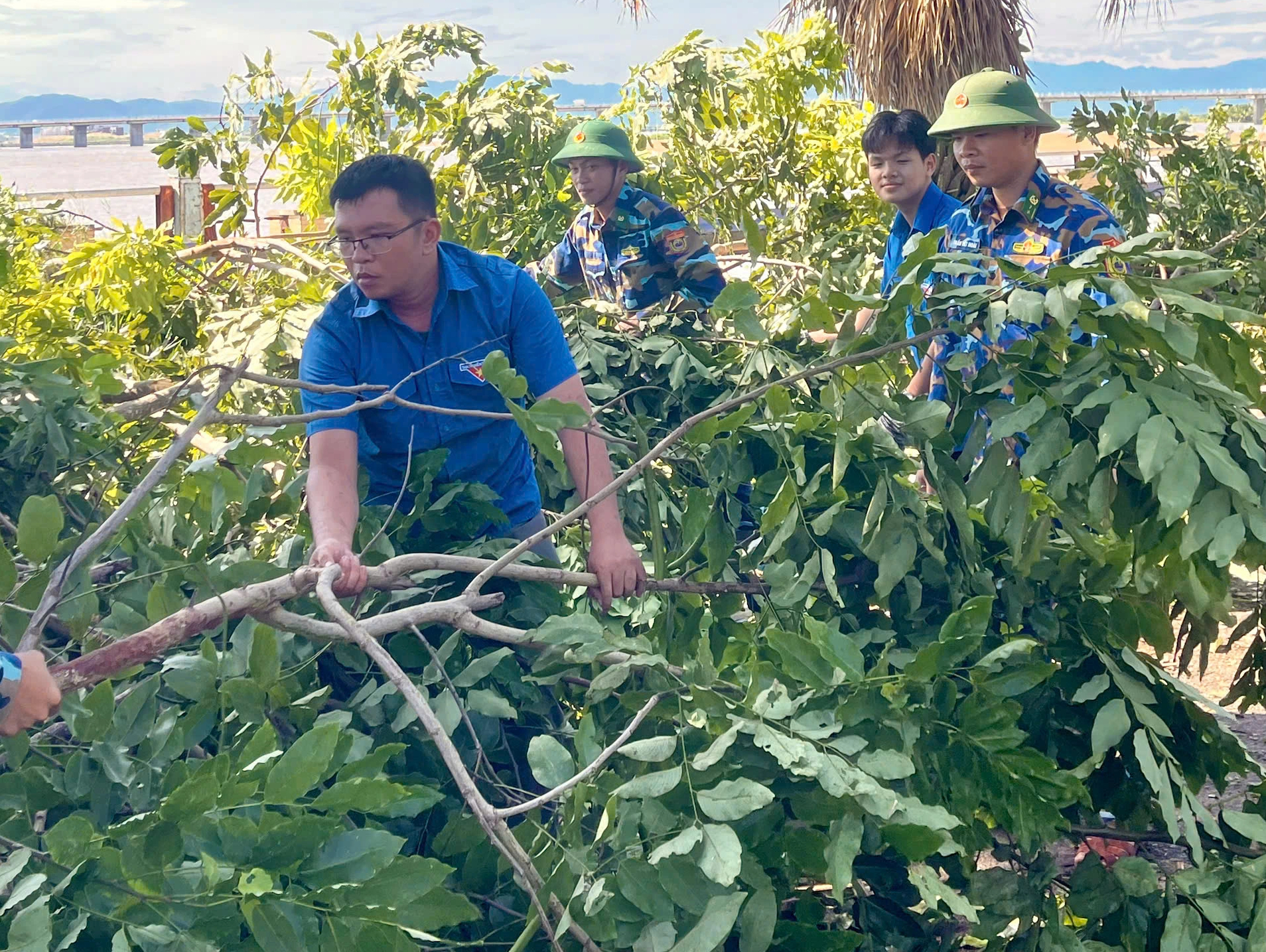 Thanh niên dậy sớm, giúp dân dọn bão Kalmaegi- Ảnh 1. Thanh niên dậy sớm, giúp dân dọn bão Kalmaegi- Ảnh 1.