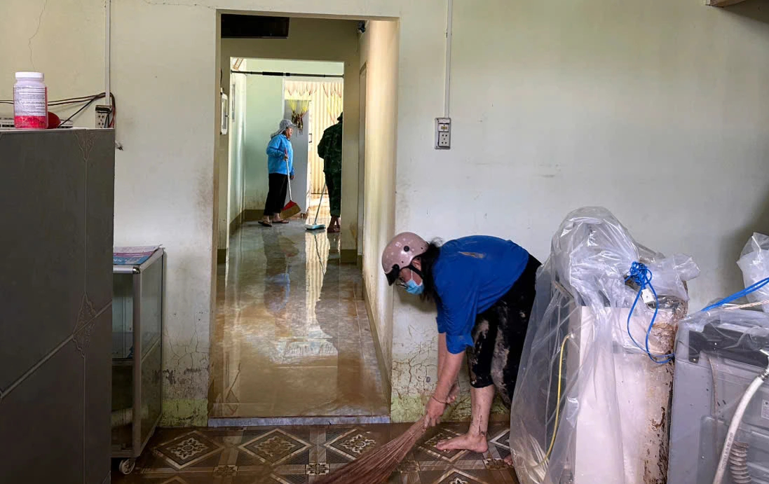 Thanh niên dậy sớm, giúp dân dọn bão Kalmaegi- Ảnh 4. Thanh niên dậy sớm, giúp dân dọn bão Kalmaegi- Ảnh 4.