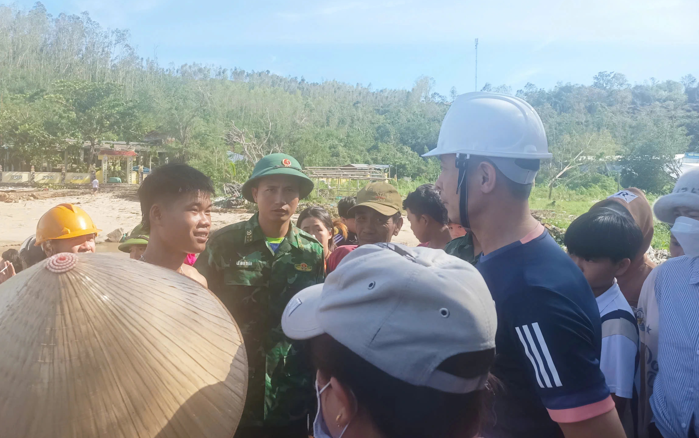 Đắk Lắk: Cứu sống 2 thuyền viên bị lật tàu trên biển - Ảnh 1.