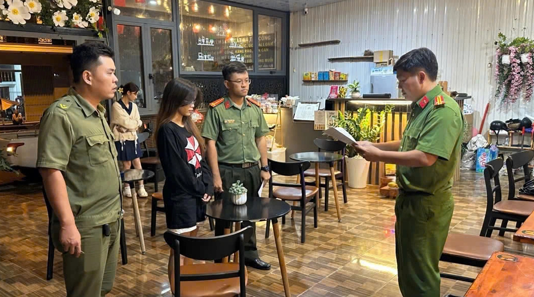 Công an TP.HCM lật tẩy vụ thuê người cài ma túy trên xe đồng nghiệp để trả thù- Ảnh 1. Công an TP.HCM lật tẩy vụ thuê người cài ma túy trên xe đồng nghiệp để trả thù - Ảnh 2.