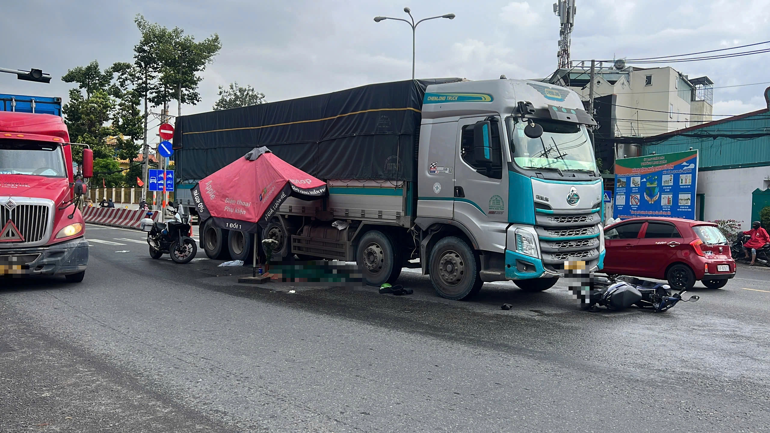 TP.HCM: Va chạm xe tải, nữ sinh tử vong thương tâm- Ảnh 1. TP.HCM: Va chạm xe tải, nữ sinh tử vong thương tâm- Ảnh 1.