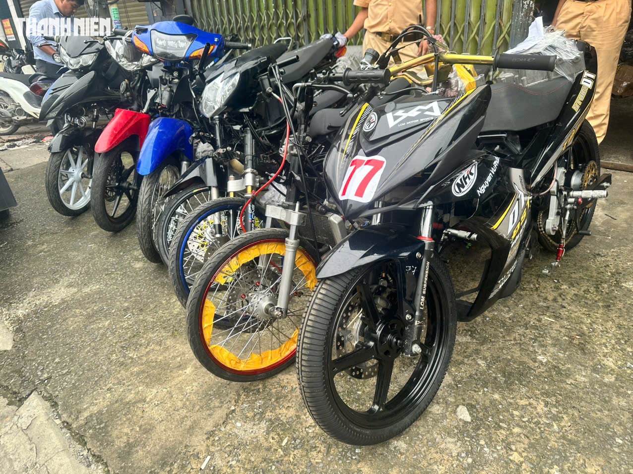 - Ảnh 1. CSGT TP.HCM đã tạm giữ nhiều xe máy nghi là xe độ tại tiệm sửa xe ở phường Dĩ An - Ảnh 1.