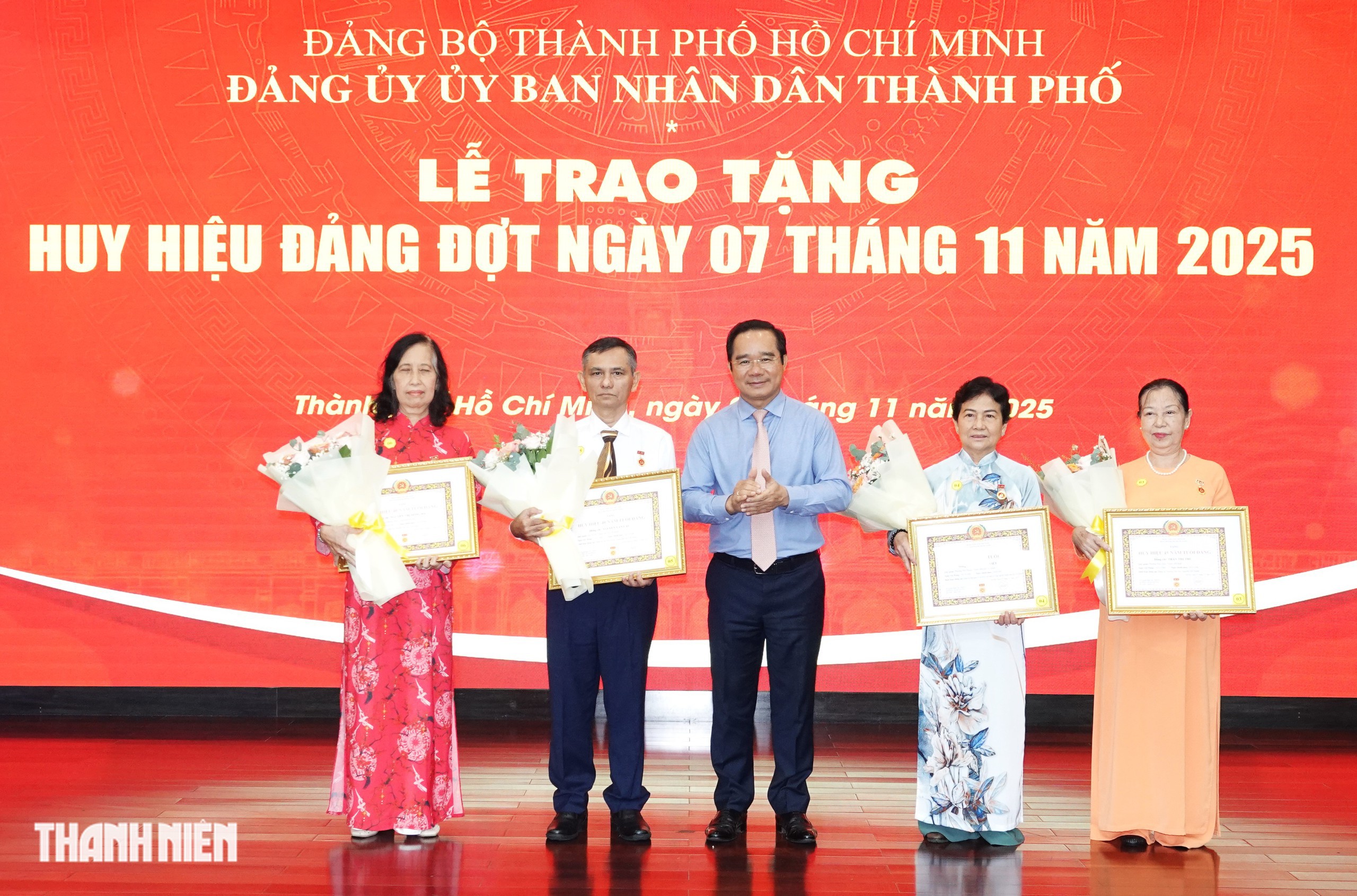 Chủ tịch Nguyễn Văn Được trao huy hiệu Đảng dịp Cách mạng Tháng Mười Nga - Ảnh 2.