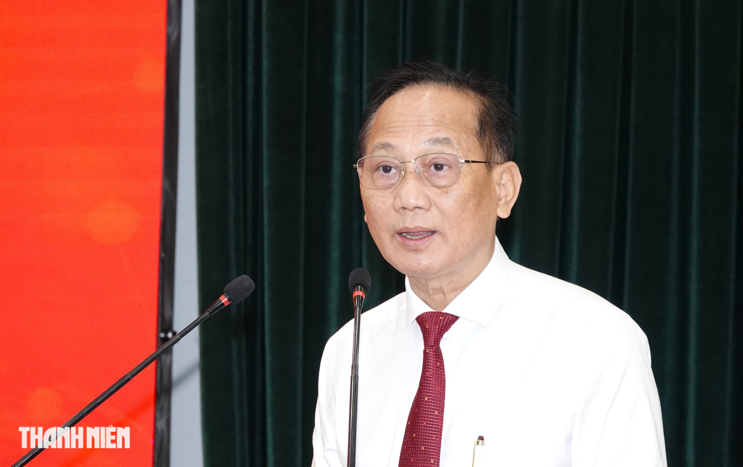 Chủ tịch Nguyễn Văn Được trao huy hiệu Đảng dịp Cách mạng Tháng Mười Nga - Ảnh 1.