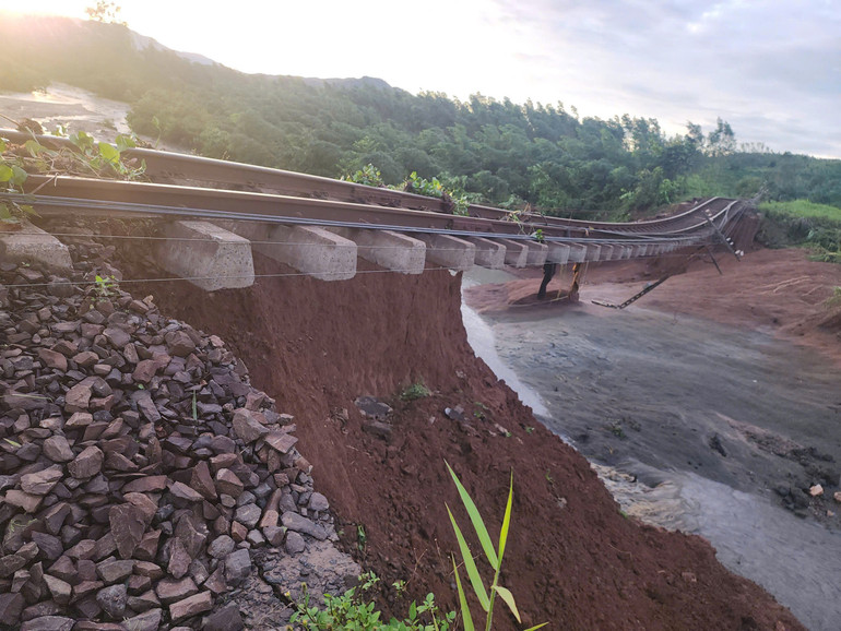 Bão Kalmaegi tàn phá nhiều đoạn đường sắt, hành khách được trả vé miễn phí- Ảnh 1. Bão Kalmaegi tàn phá nhiều đoạn đường sắt, hành khách được trả vé miễn phí- Ảnh 1.