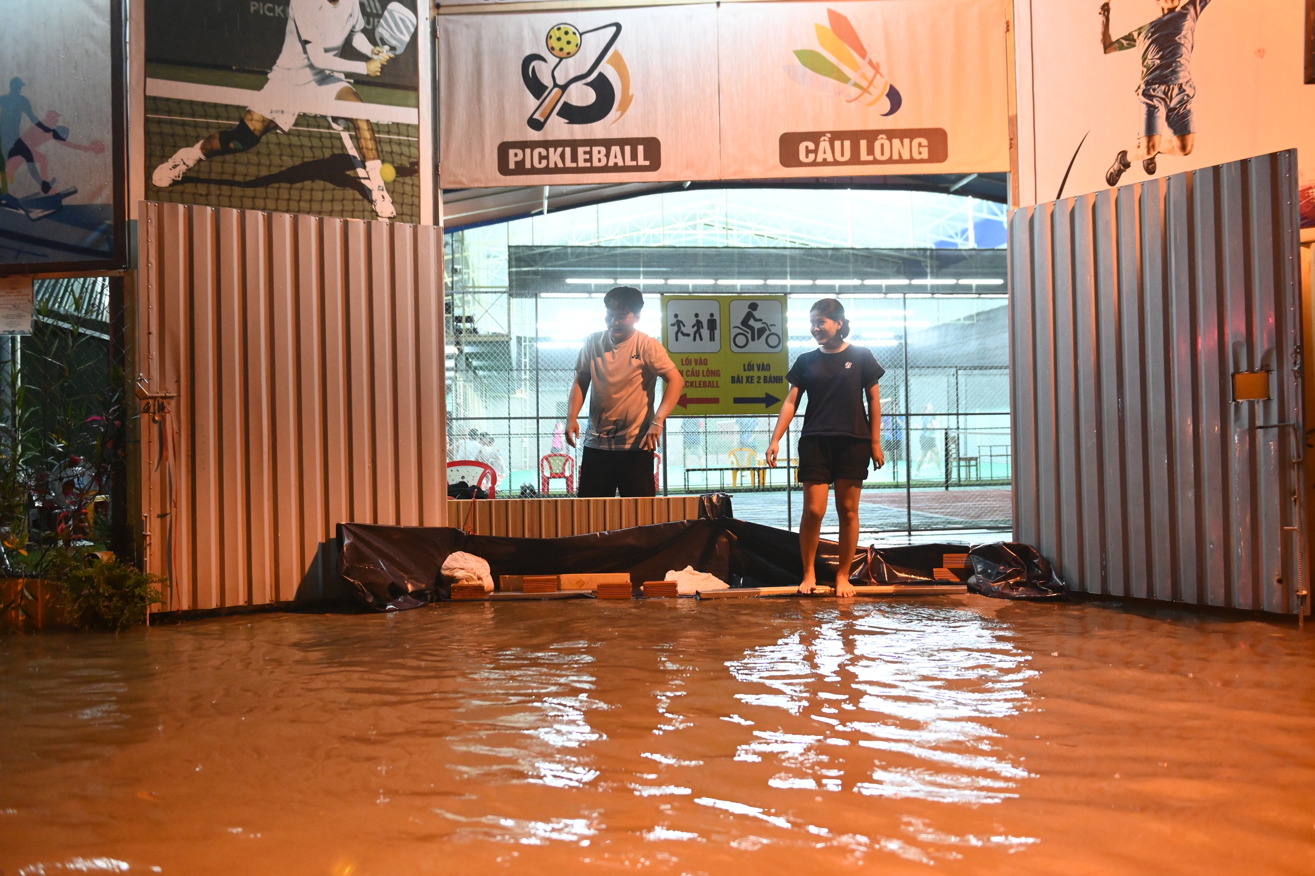 Triều cường ngày 7 . 11 Tại bán đảo Thanh Đa: Ngập nước giảm , người dân nhẹ nhõm hơn - Ảnh 9. Triều cường ngày 7 . 11 Tại bán đảo Thanh Đa: Ngập nước giảm , người dân nhẹ nhõm hơn - Ảnh 9.