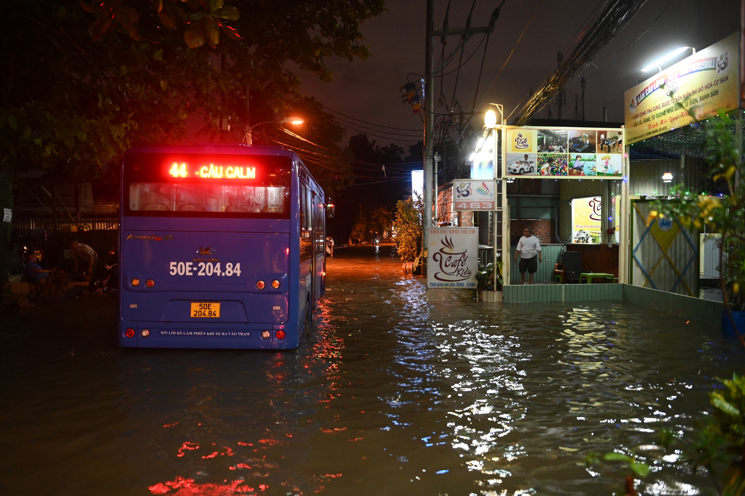 Triều cường ngày 7 . 11 Tại bán đảo Thanh Đa: Ngập nước giảm , người dân nhẹ nhõm hơn - Ảnh 6. Triều cường ngày 7 . 11 Tại bán đảo Thanh Đa: Ngập nước giảm , người dân nhẹ nhõm hơn - Ảnh 6.