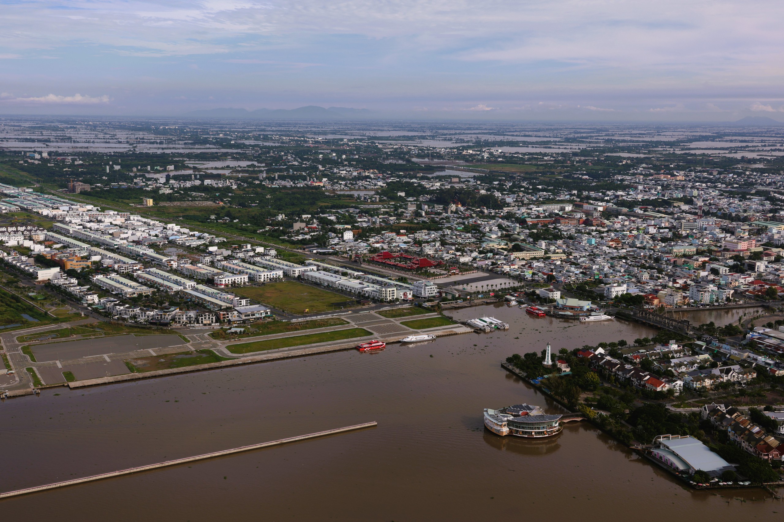 Phường Rạch Giá đông dân nhất cả nước, nhìn từ trực thăng quân sự- Ảnh 2. Phường Rạch Giá đông dân nhất cả nước, nhìn từ trực thăng quân sự- Ảnh 2.