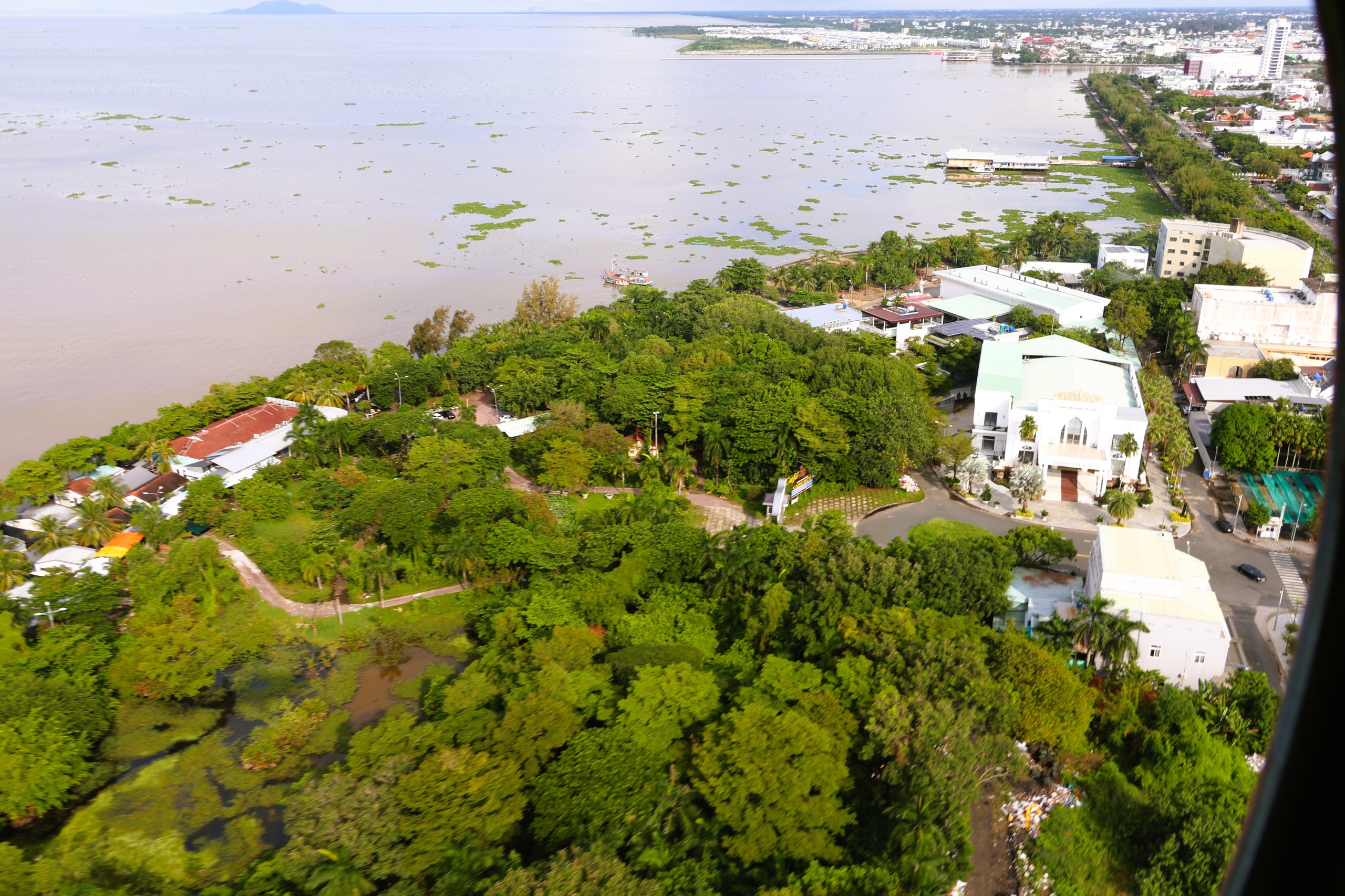Phường Rạch Giá đông dân nhất cả nước, nhìn từ trực thăng quân sự- Ảnh 5. Phường Rạch Giá đông dân nhất cả nước, nhìn từ trực thăng quân sự- Ảnh 5.