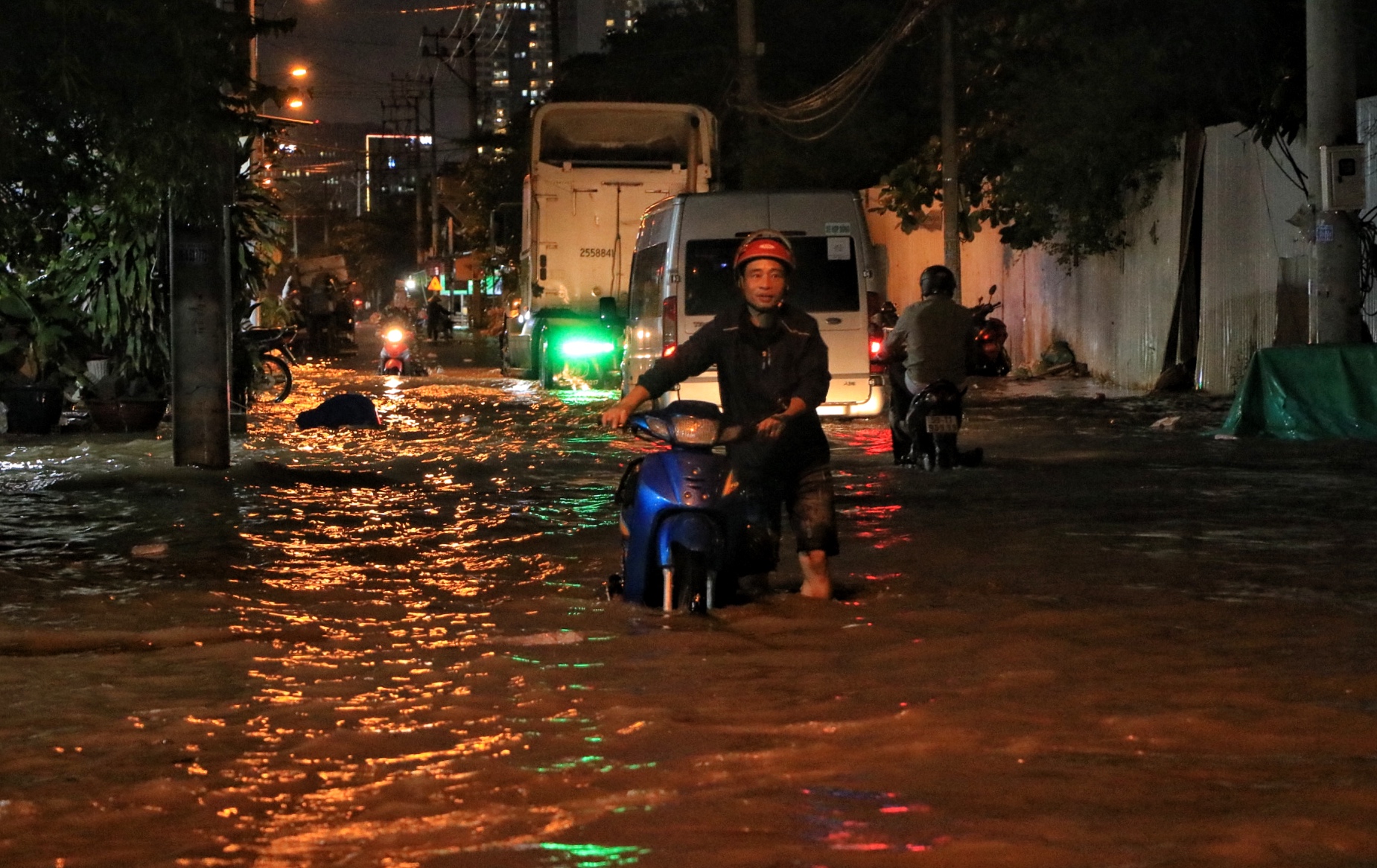 Triều cường ở TP.HCM dâng cao đêm nay: Đường 'thành sông', nước tràn vào nhà mênh mông - Ảnh 7.