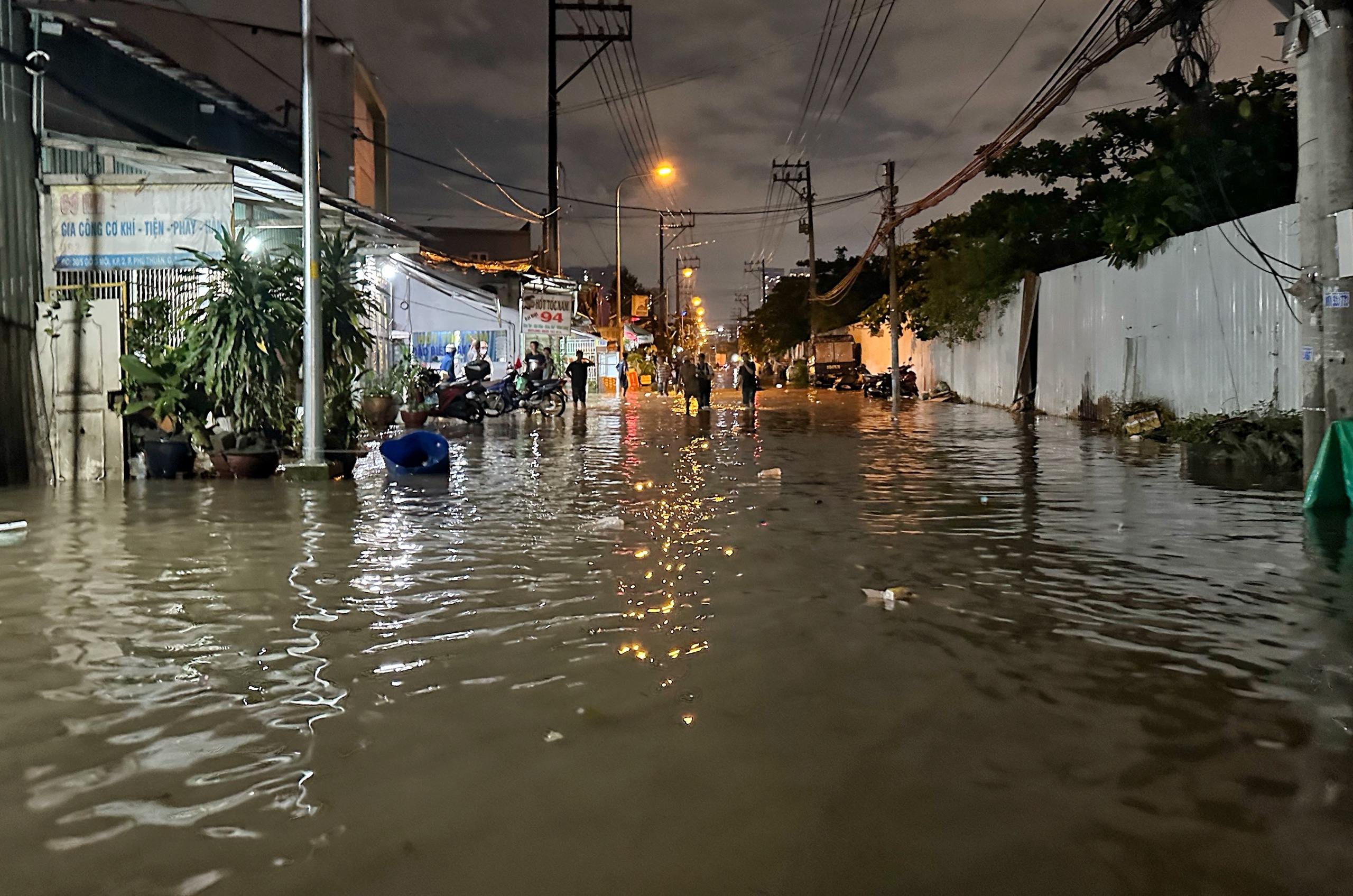 Triều cường ở TP.HCM dâng cao đêm nay: Đường 'thành sông', nước tràn vào nhà mênh mông - Ảnh 2.