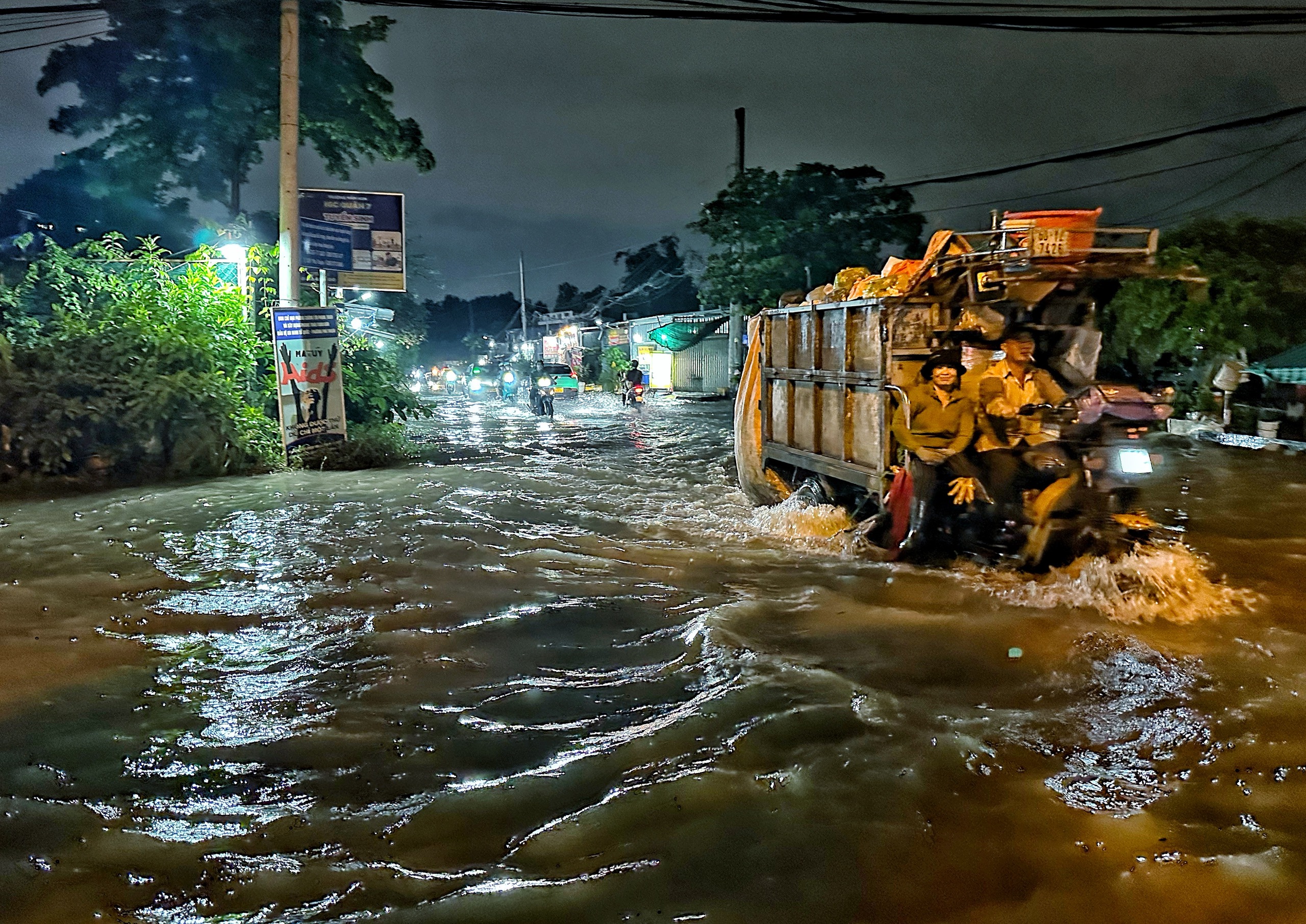 Triều cường ở TP.HCM dâng cao đêm nay: Đường 'thành sông', nước tràn vào nhà mênh mông - Ảnh 4.