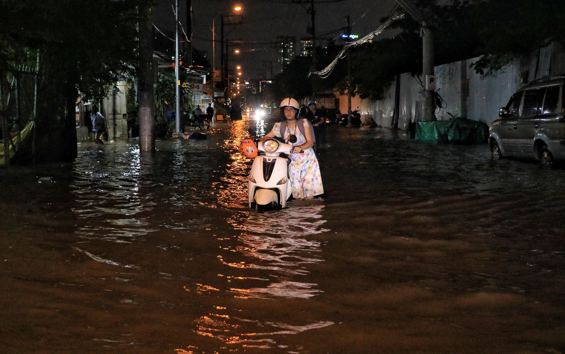 Triều cường ở TP.HCM dâng cao đêm nay: Đường 'thành sông', nước tràn vào nhà mênh mông - Ảnh 3.
