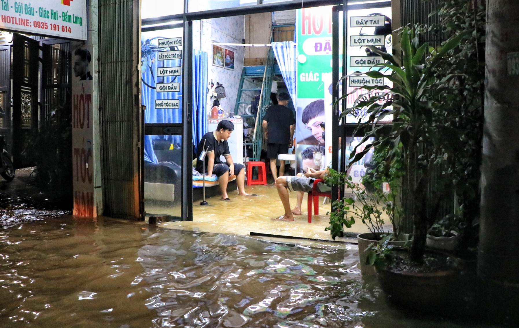 Triều cường ở TP.HCM dâng cao đêm nay: Đường 'thành sông', nước tràn vào nhà mênh mông - Ảnh 6.