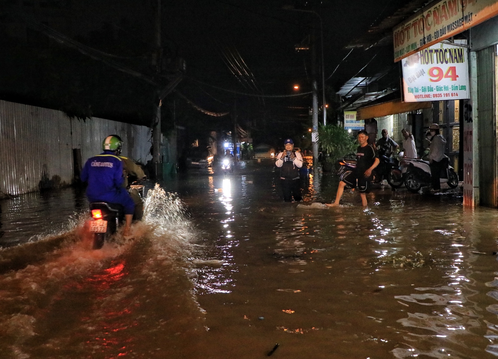 Triều cường ở TP.HCM dâng cao đêm nay: Đường 'thành sông', nước tràn vào nhà mênh mông - Ảnh 8.