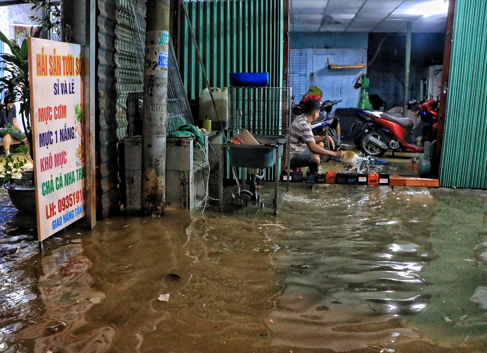 Triều cường ở TP.HCM dâng cao đêm nay: Đường 'thành sông', nước tràn vào nhà mênh mông - Ảnh 5.